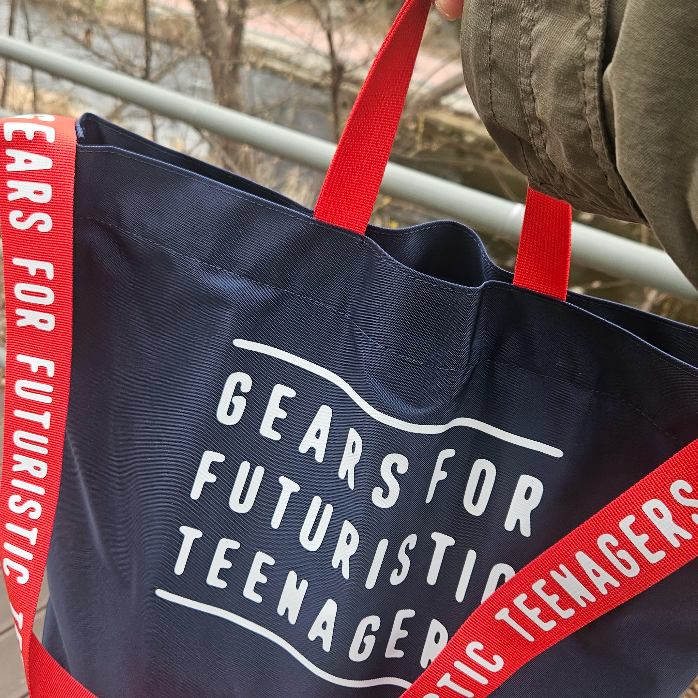 Human Made Shoulder Tote Bag Navy 착용 스타일 - 4