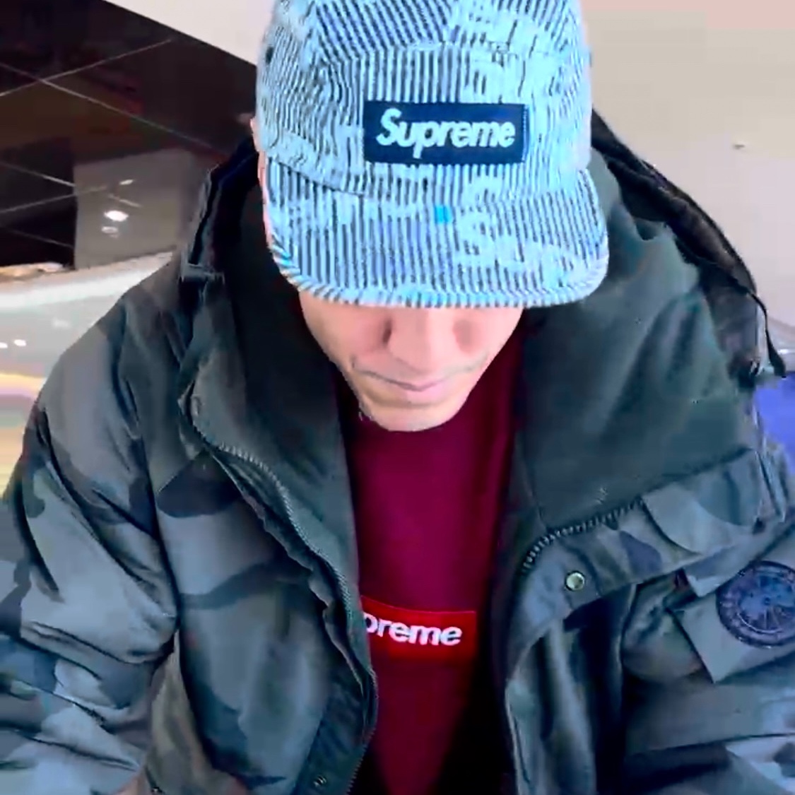 Supreme Denim Camp Cap Stripe - 24SS, Supreme Box Logo Crewneck Cardinal - 22FW 착용 스타일 - 1