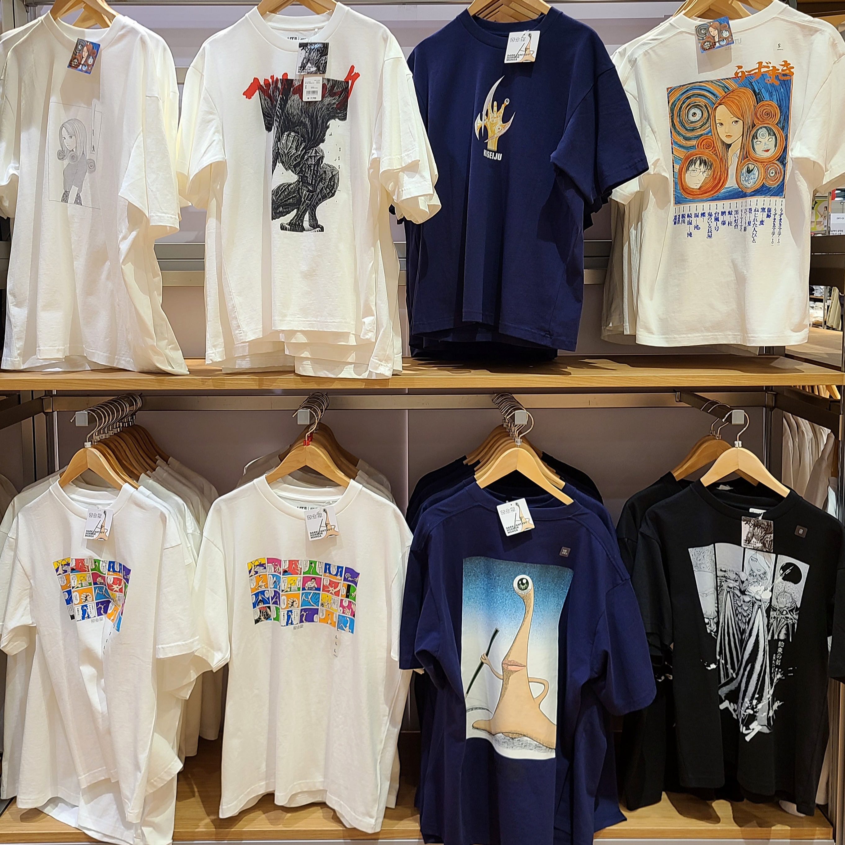 Uniqlo UT x Uzumaki Manga Curation Graphic T-Shirt C White, Uniqlo UT x Parasyte Manga Curation Graphic T-Shirt E Navy - KR 착용 스타일 - 5