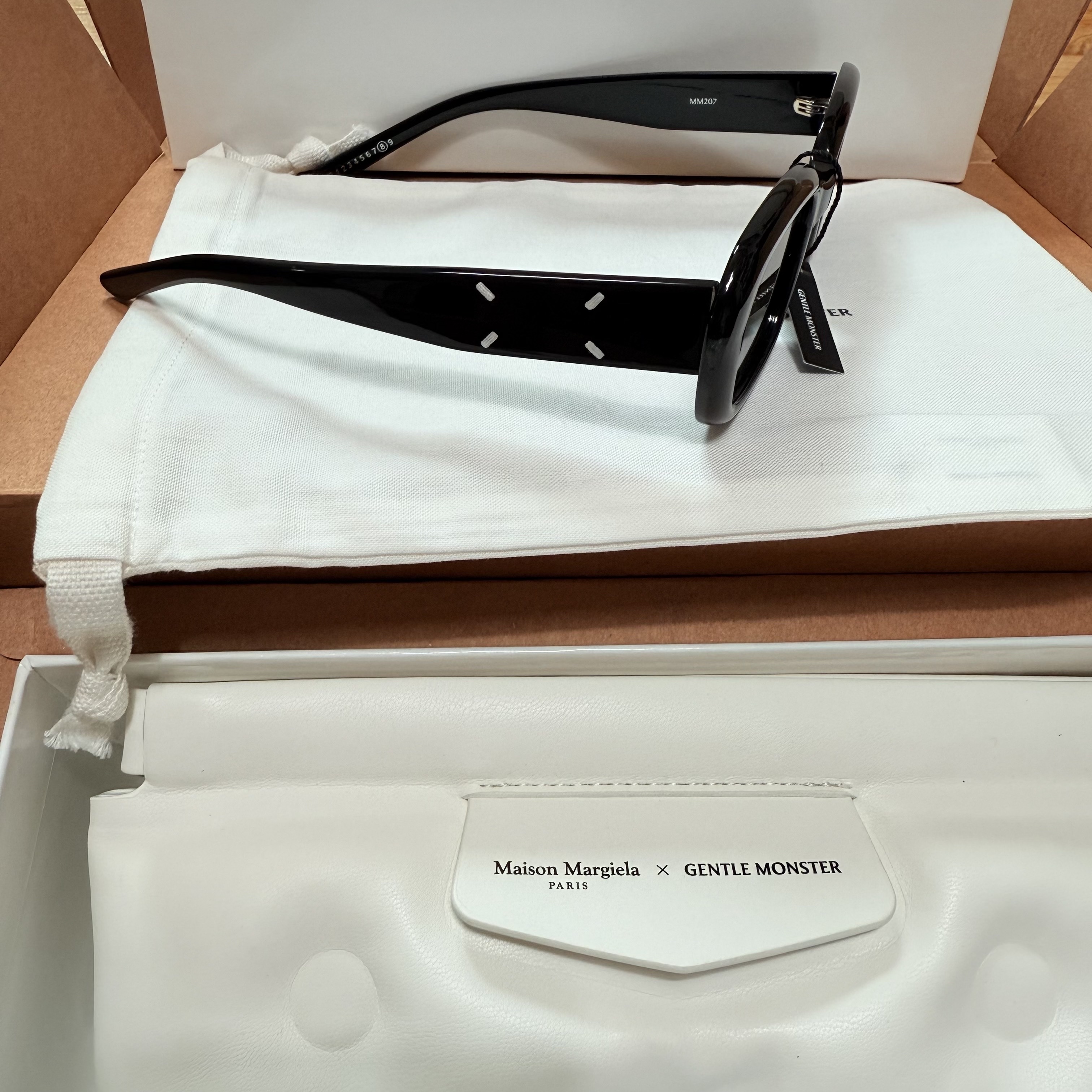 Gentle Monster x Maison Margiela MM207 Black Gray 착용 스타일 - 2