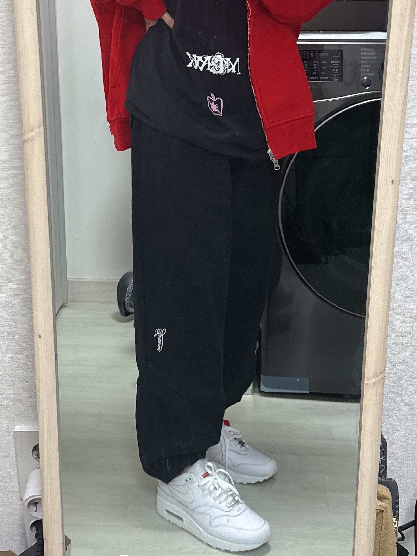 Supreme Announcing T-Shirt Black - 25SS, Supreme x Nike Zip Up Hooded Sweatshirt Red - 25SS 착용 스타일 - 4