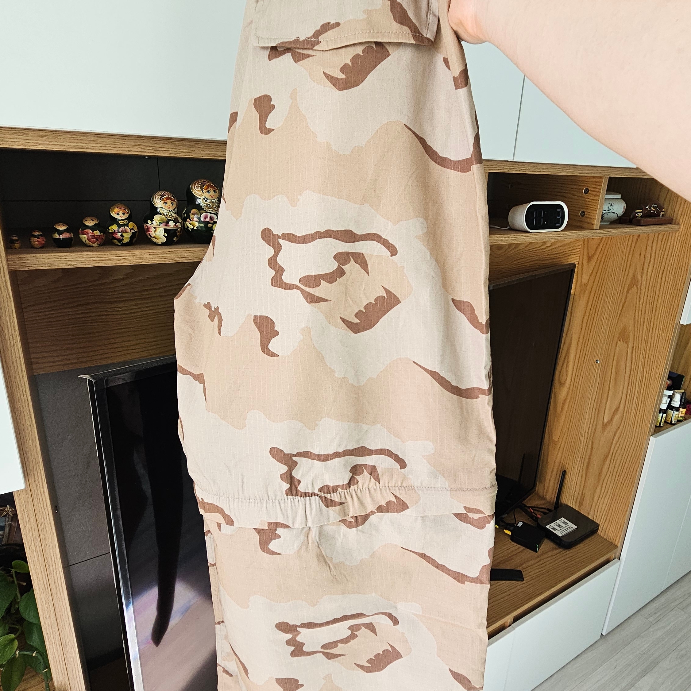 GU x Undercover Utility Pants Beige 착용 스타일 - 1