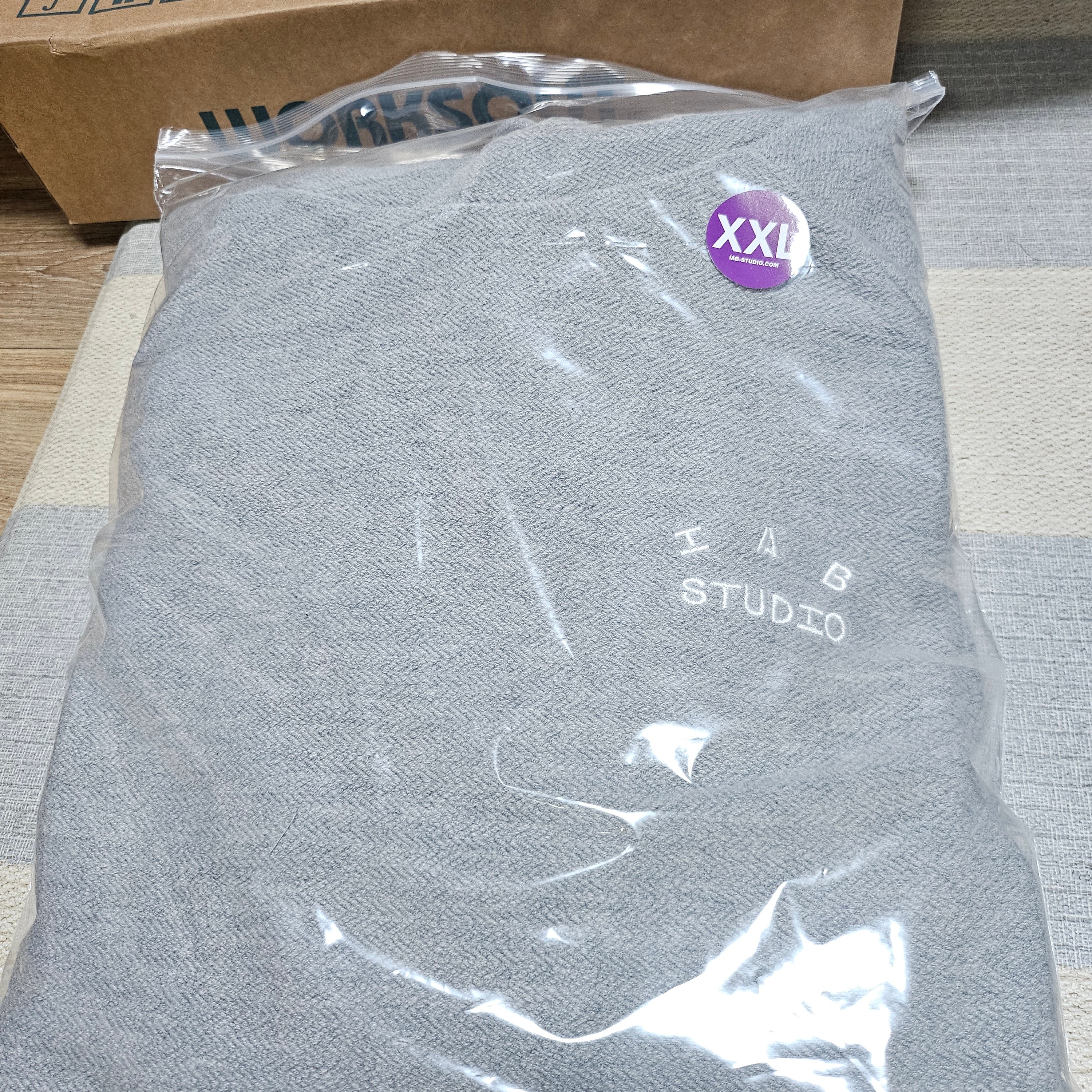 IAB Studio Herringbone Hoodie Gray White 착용 스타일 - 2