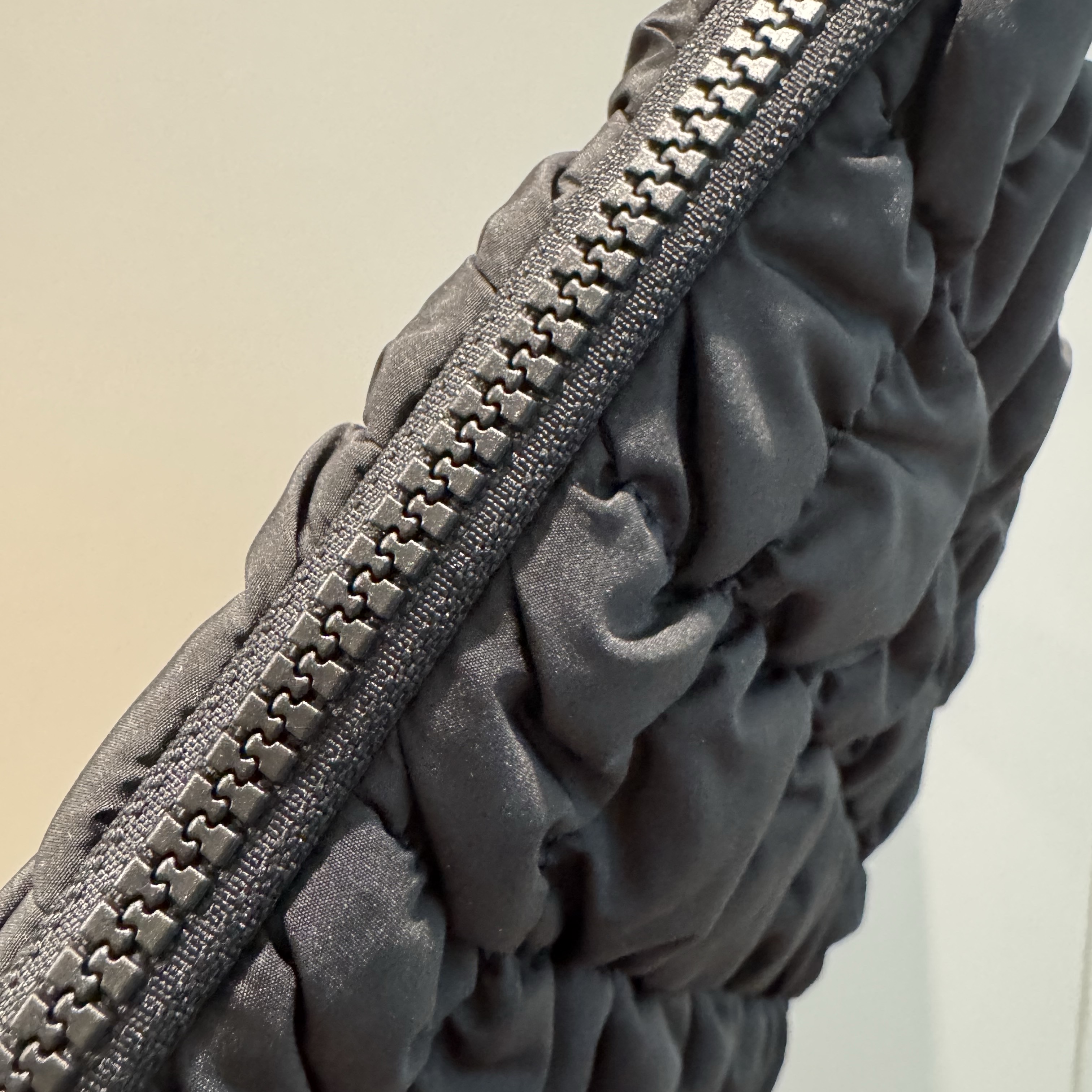 Cos Quilted  Laptop Case Black 착용 스타일