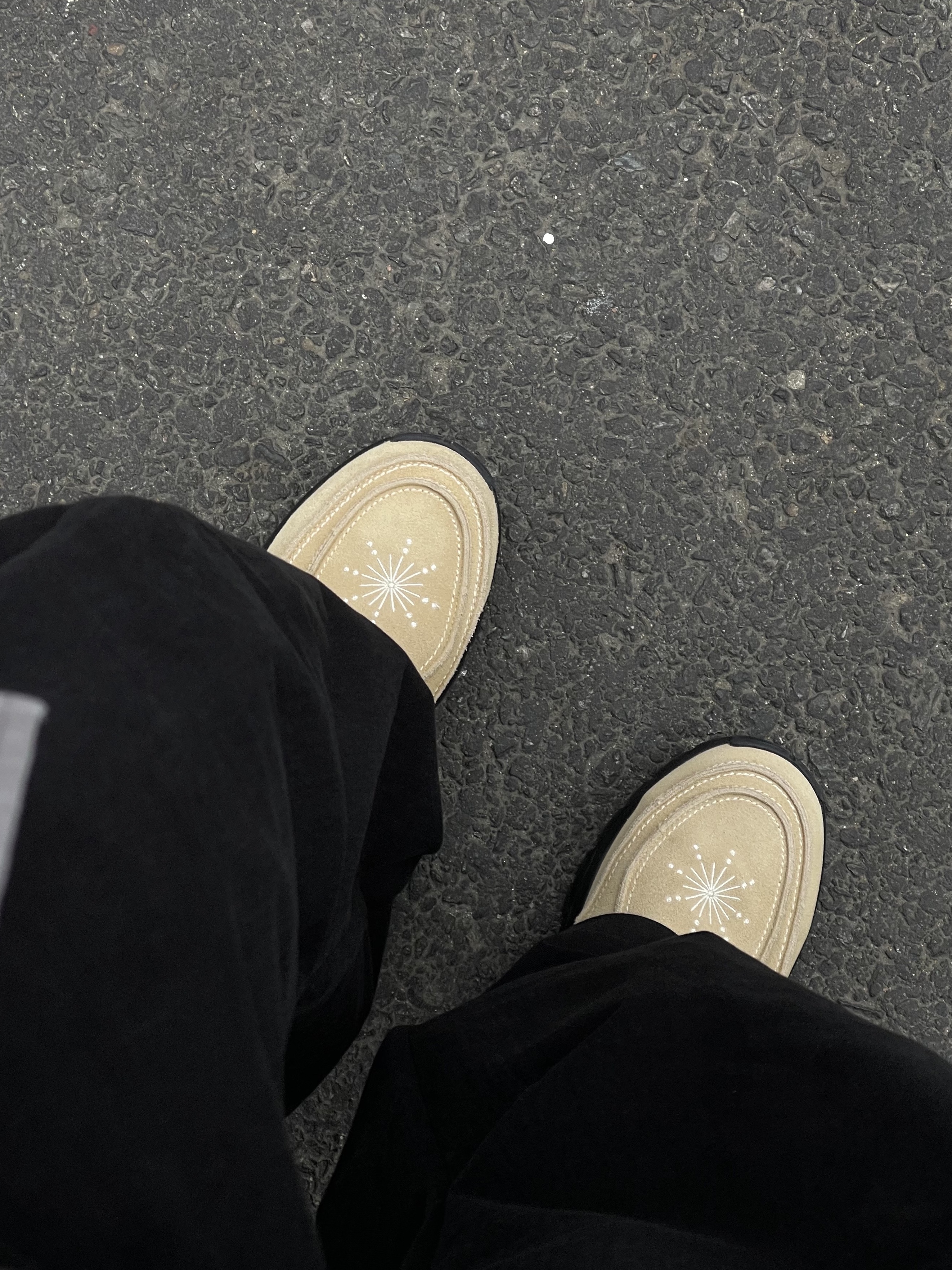 [KREAM 단독] Millo Archive X Negative Three Crescendo Desert Boots Beige 착용 스타일 - 5