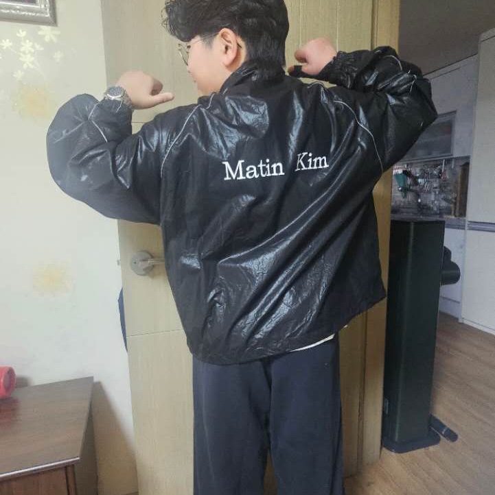 (W) Matin Kim Logo Coating Jumper Black 착용 스타일 - 2