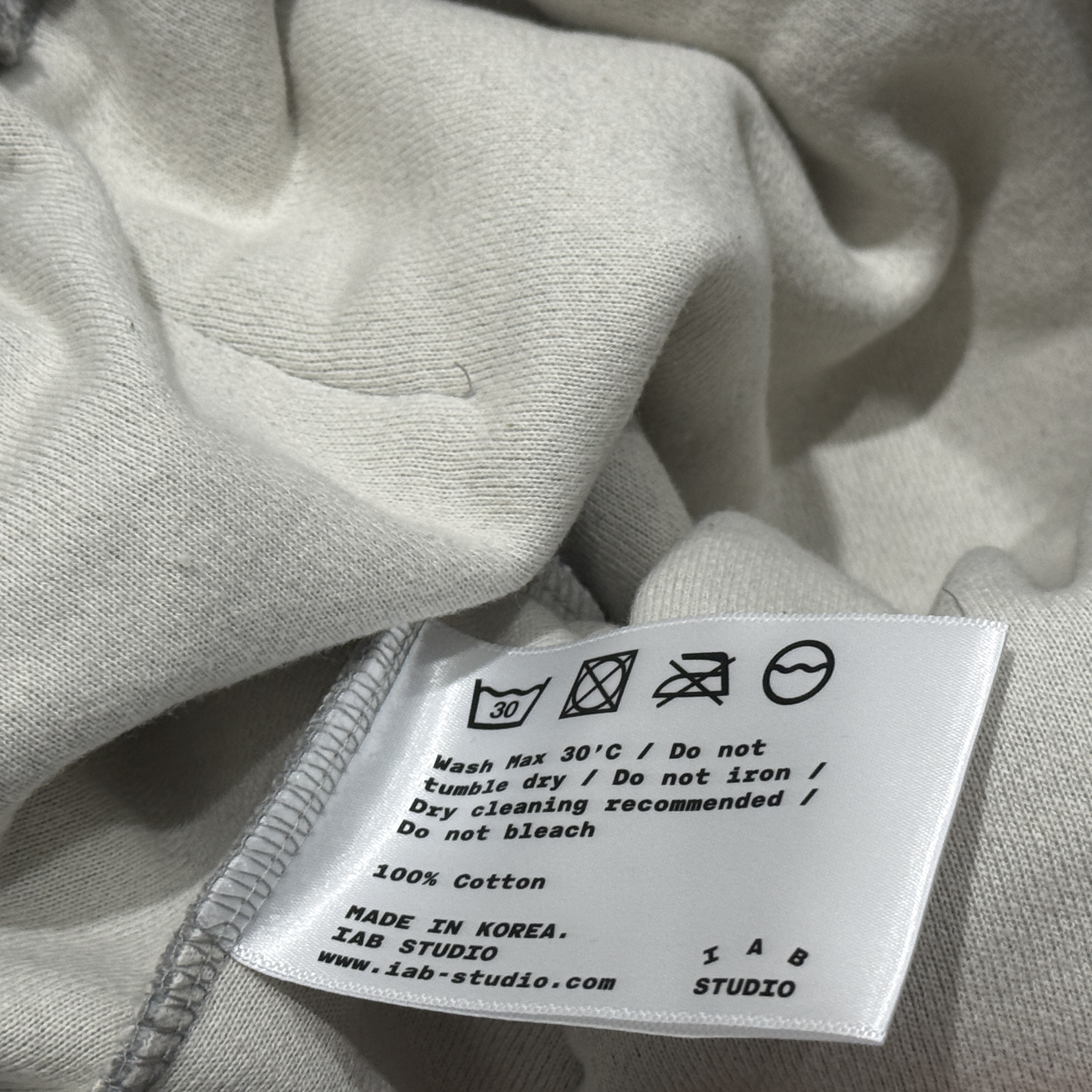 IAB Studio Herringbone Hoodie Gray White 착용 스타일 - 2