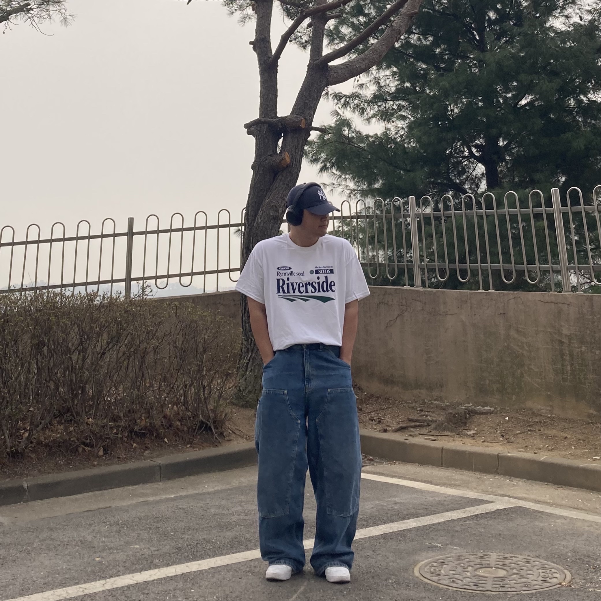 Gildan X EMEM Riverside T-Shirt White 착용 스타일 - 3