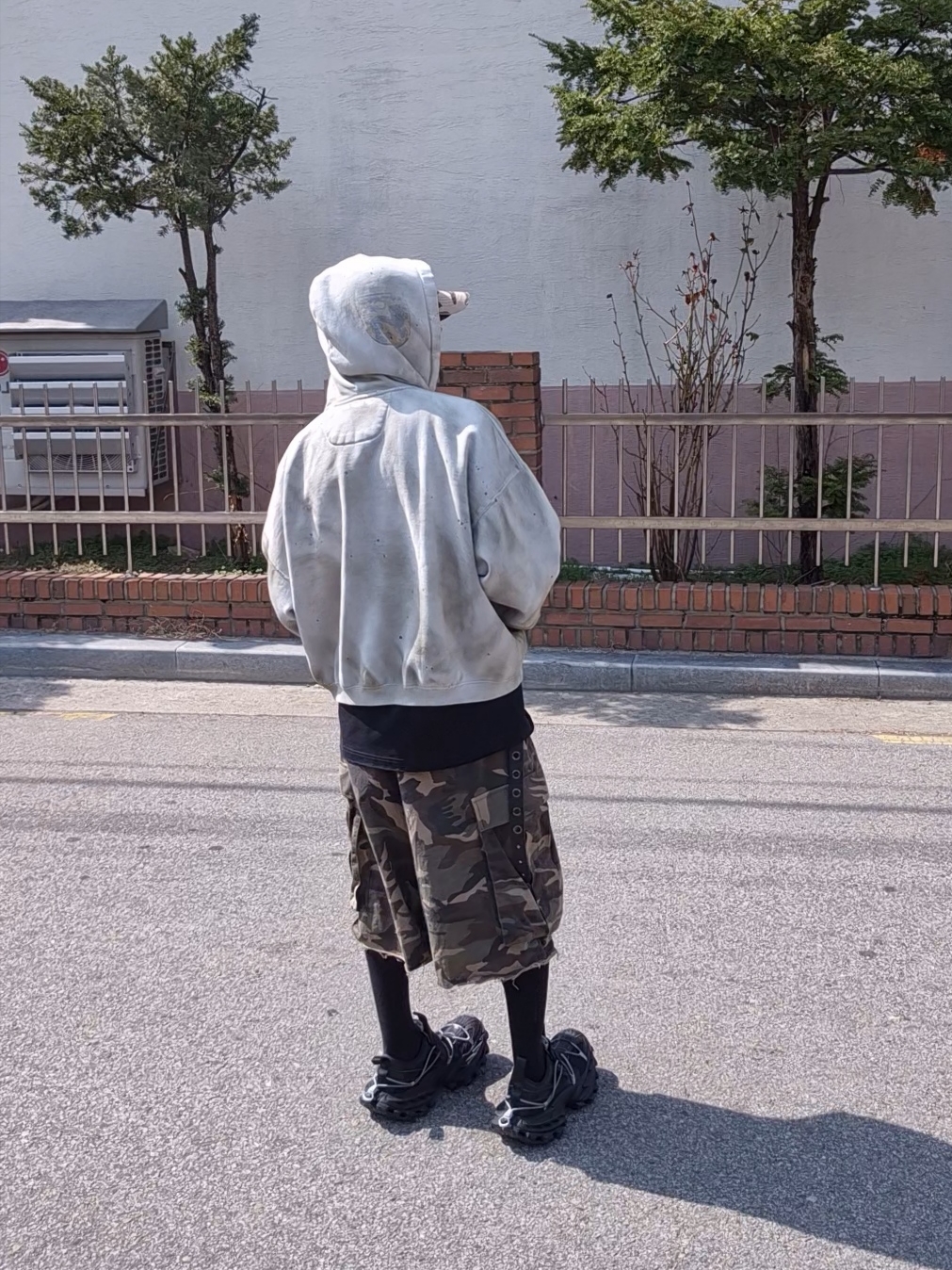 Undermycar Mu.47 Anti Fxxking Logo Play Big Cargo Camo Shorts Camo Mocha, Balenciaga Hike Sneaker Black 착용 스타일 - 1