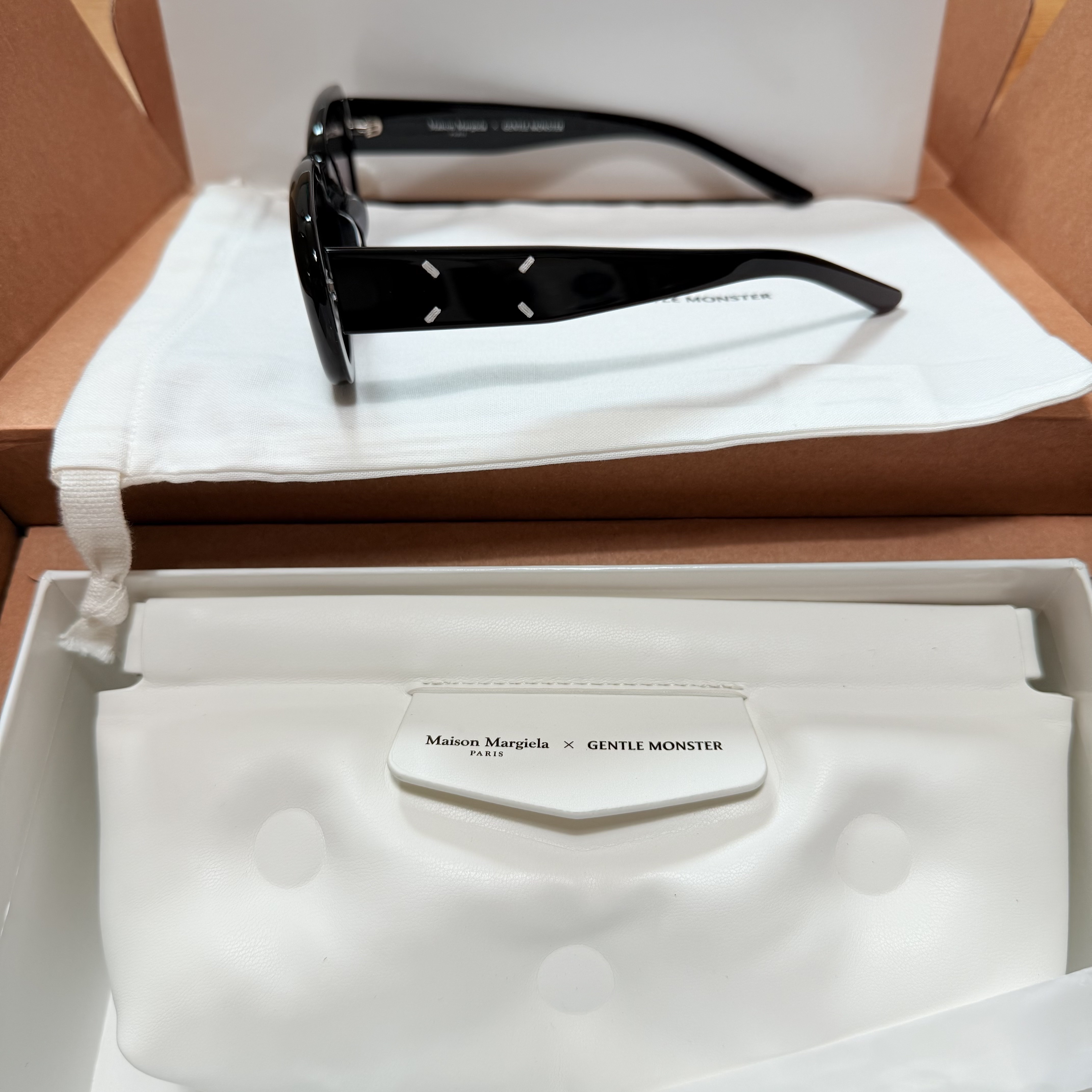 Gentle Monster x Maison Margiela MM207 Black Gray 착용 스타일 - 3