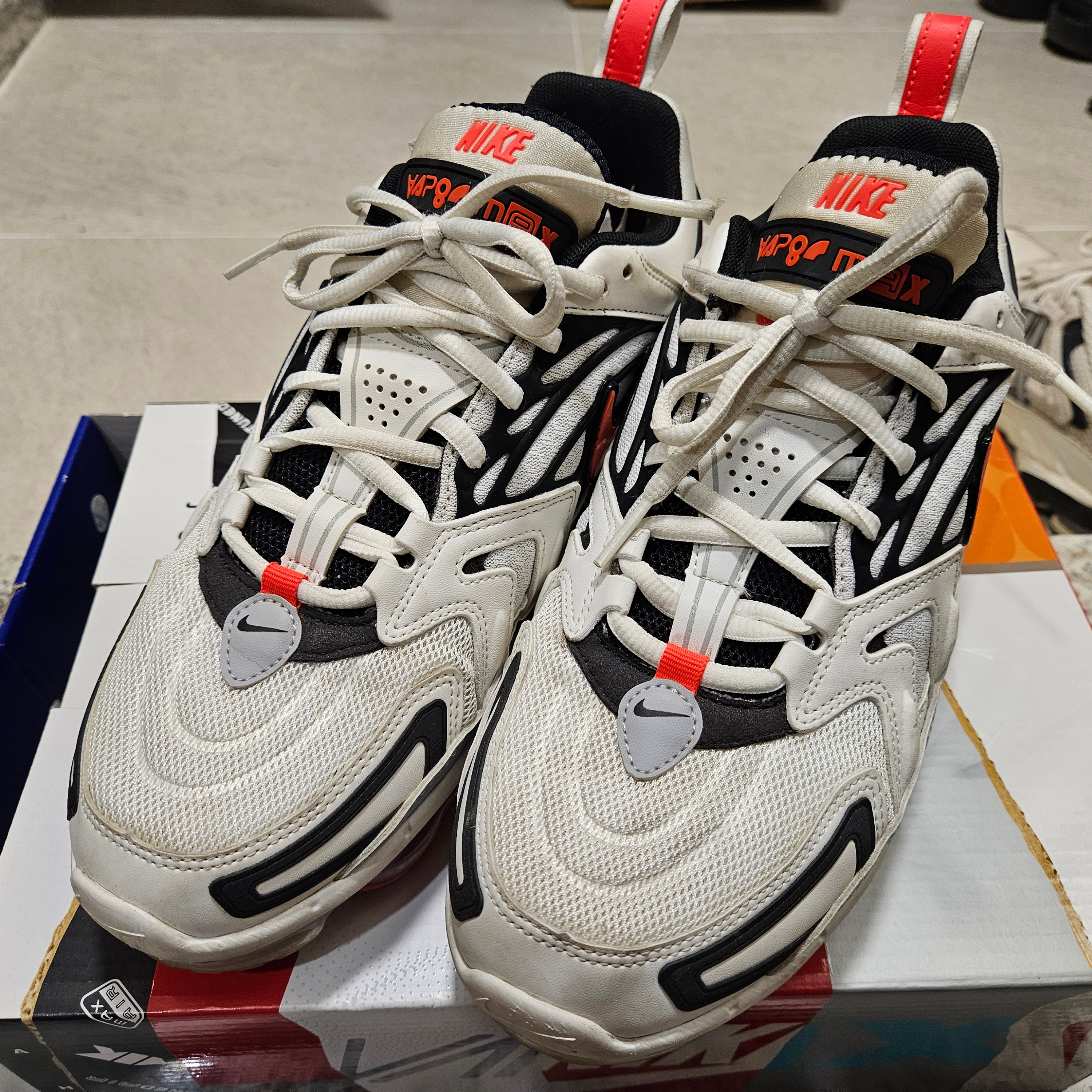 Nike Air VaporMax EVO Summit White Bright Crimson 착용 스타일