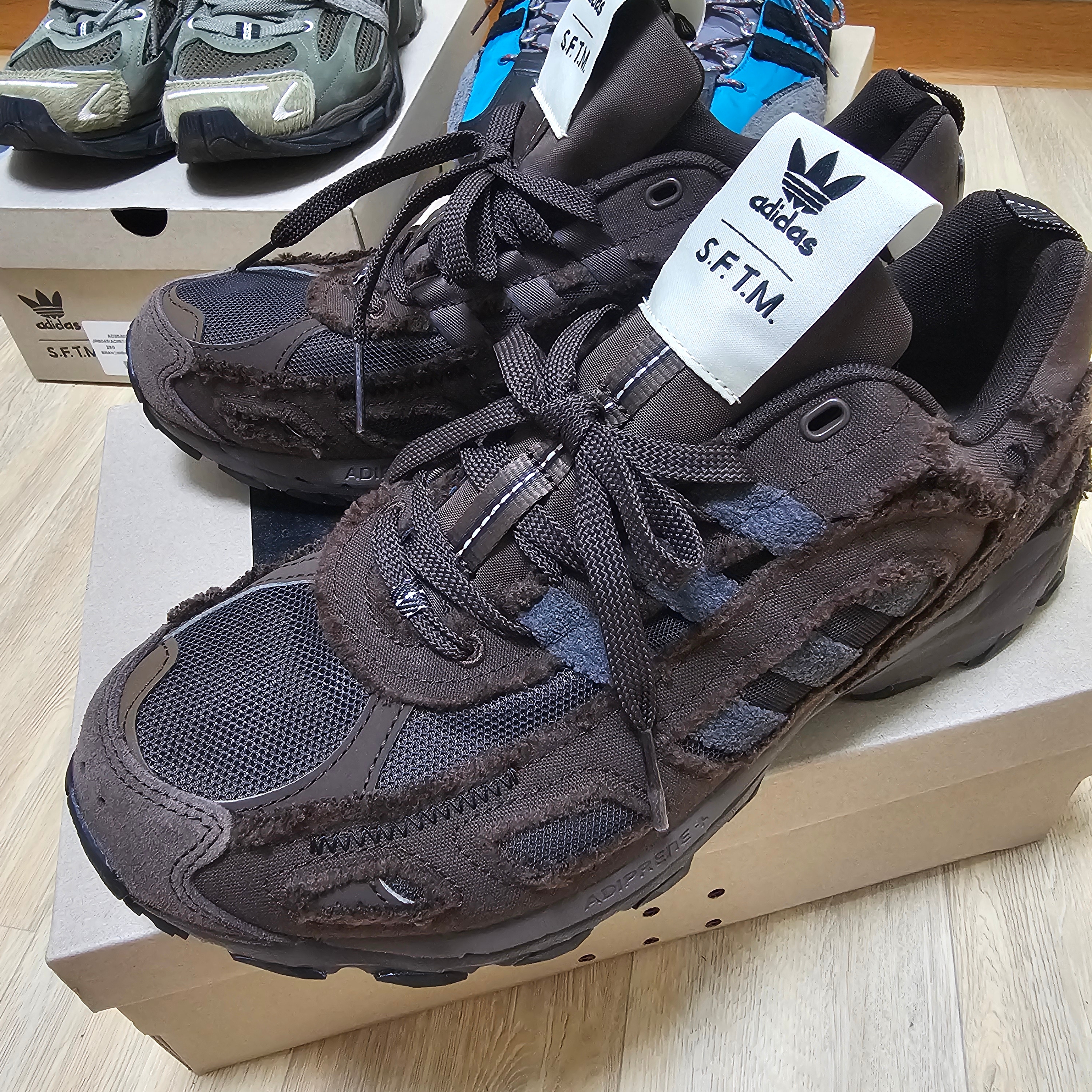 Adidas x Song for the Mute Country OG Active Teal Core Black, Adidas x Song for the Mute Shadowturf Dark Brown 착용 스타일 - 2