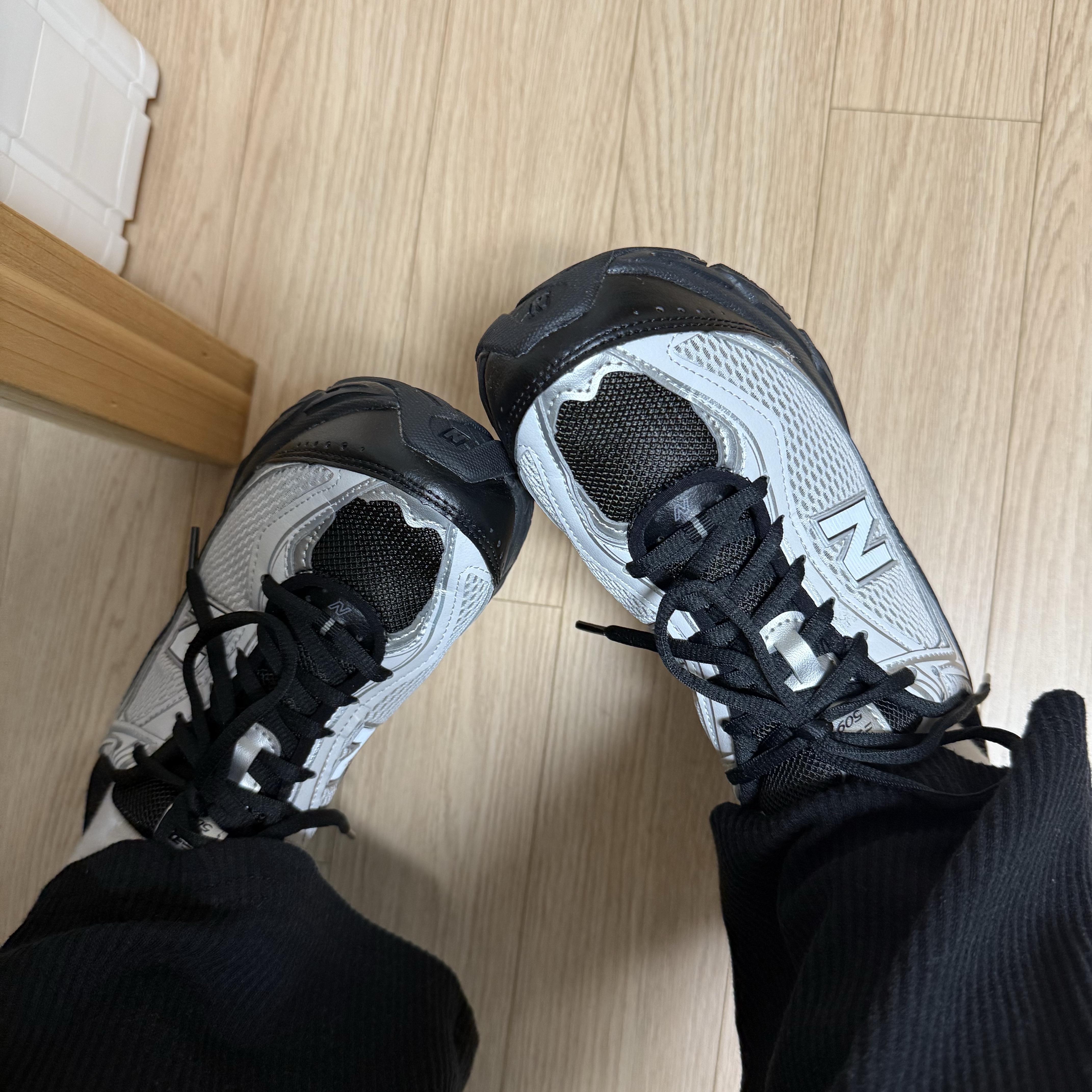 New Balance 509 Black Gray 착용 스타일 - 3