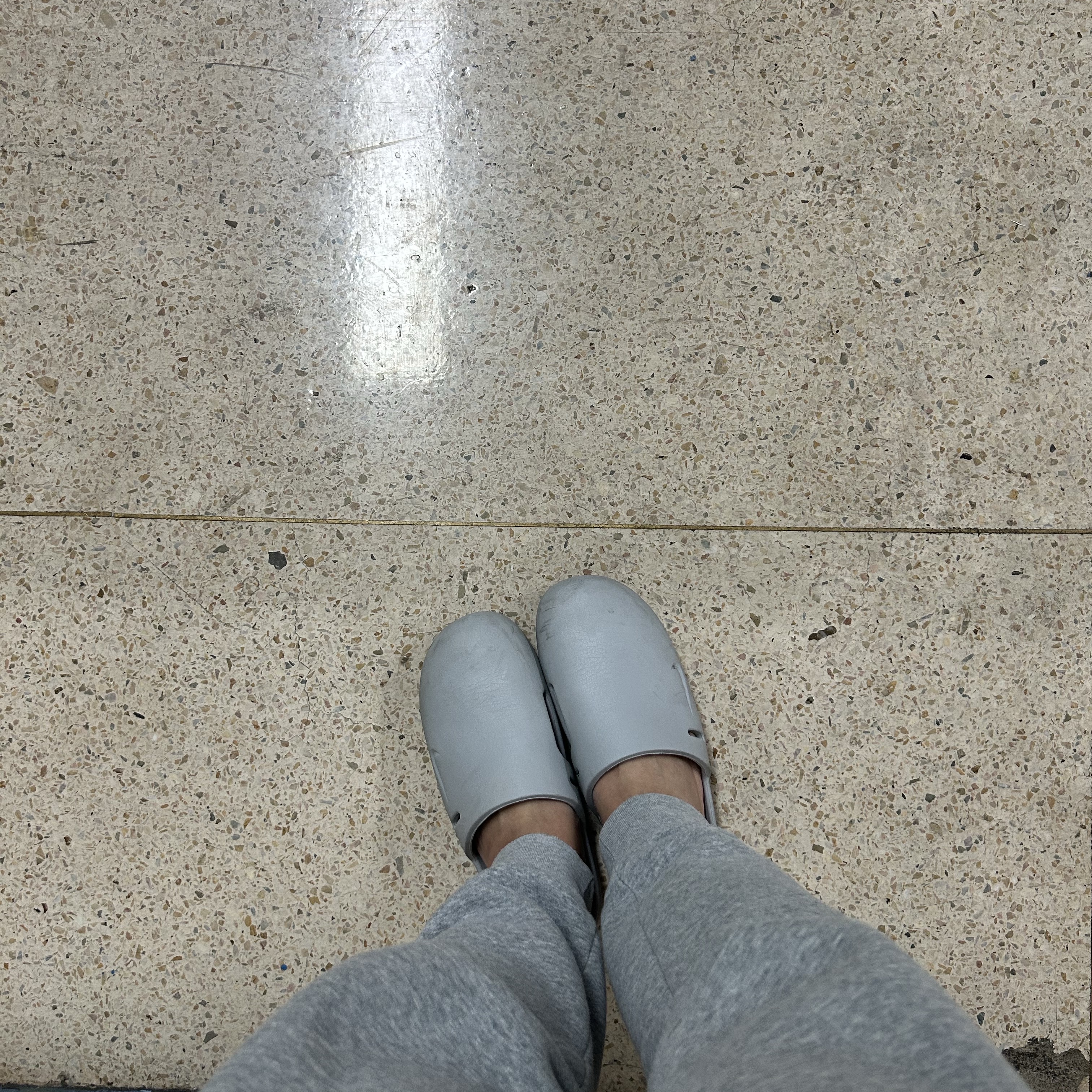 Nike Calm Mule Light Smoke Grey 착용 스타일