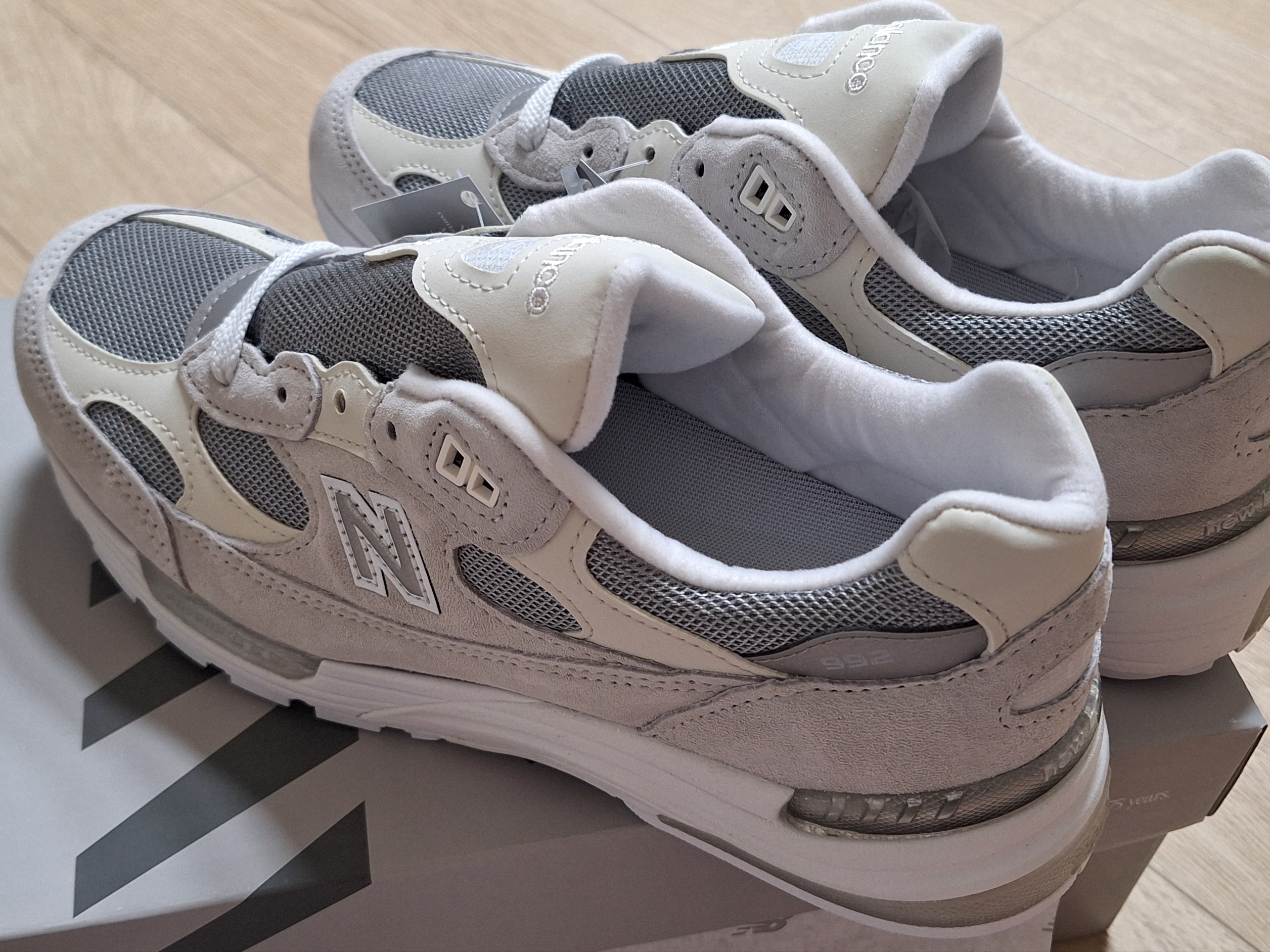 New Balance 992 Made in USA Core White Reflection 착용 스타일 - 5