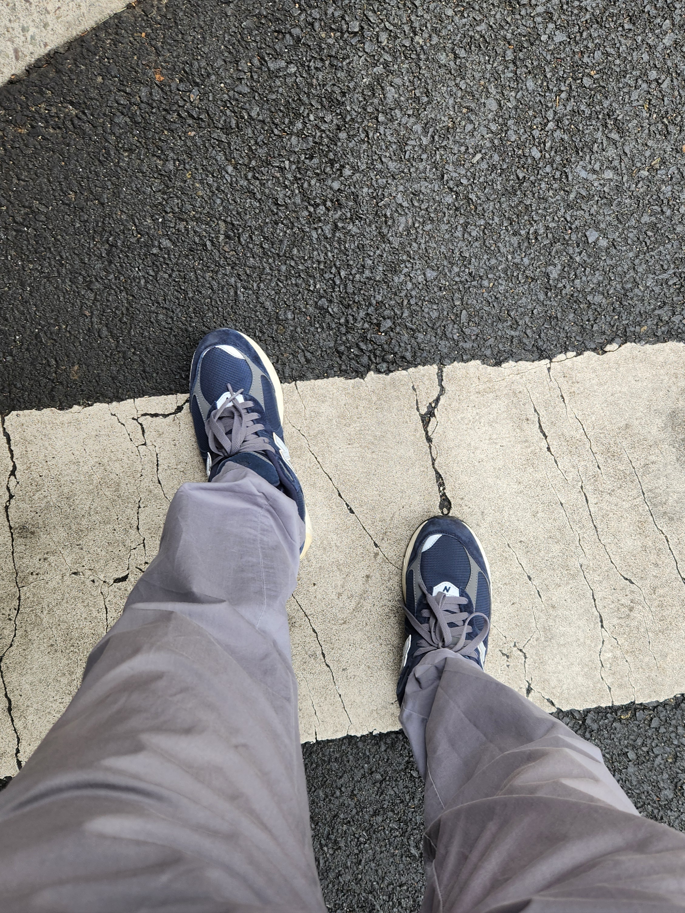 New Balance 2002R Eclipse Castlerock 착용 스타일