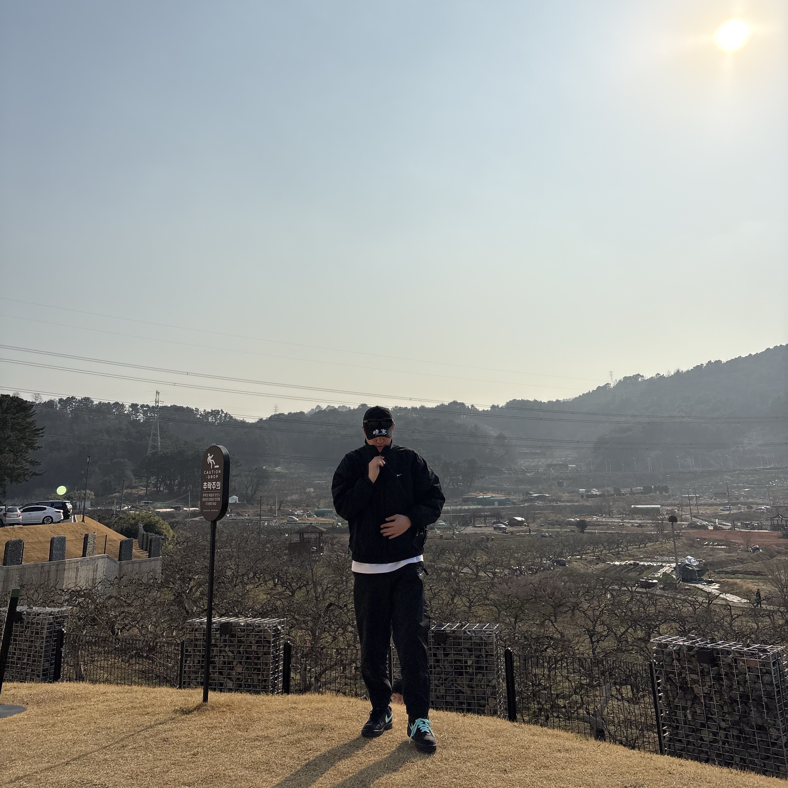 Darkr8m Studio x New Era Unstructured Ball Cap Black, Nike NRG Solo Swoosh Woven Track Jacket Black - Asia 착용 스타일