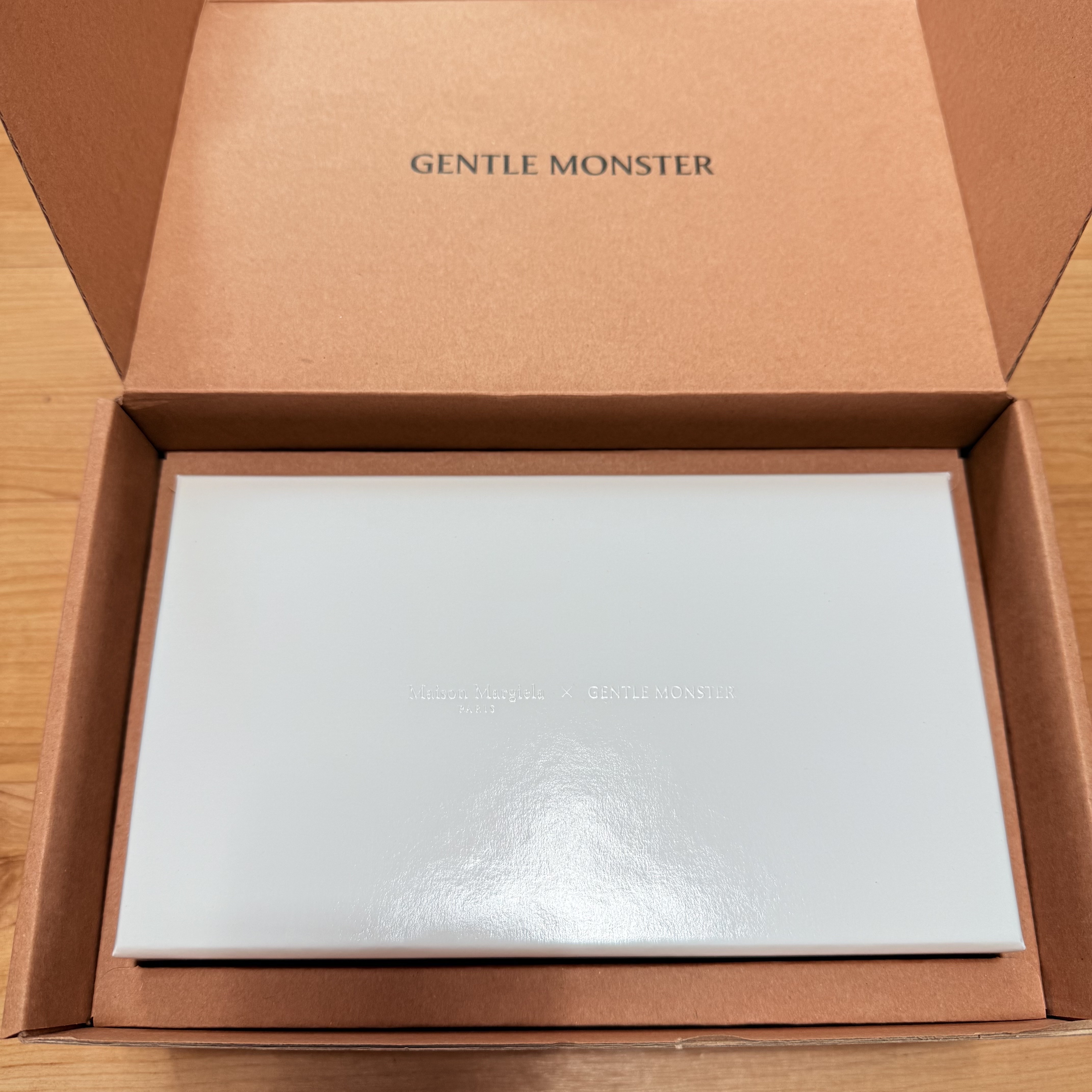 Gentle Monster x Maison Margiela MM207 Black Gray 착용 스타일 - 5