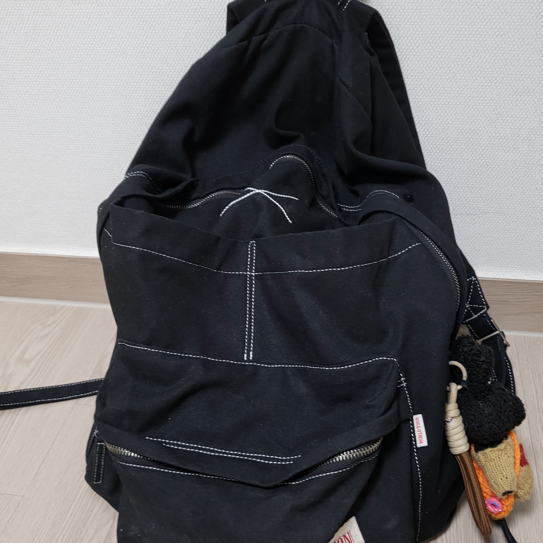 True Religion Authentic Wide Backpack Black 착용 스타일