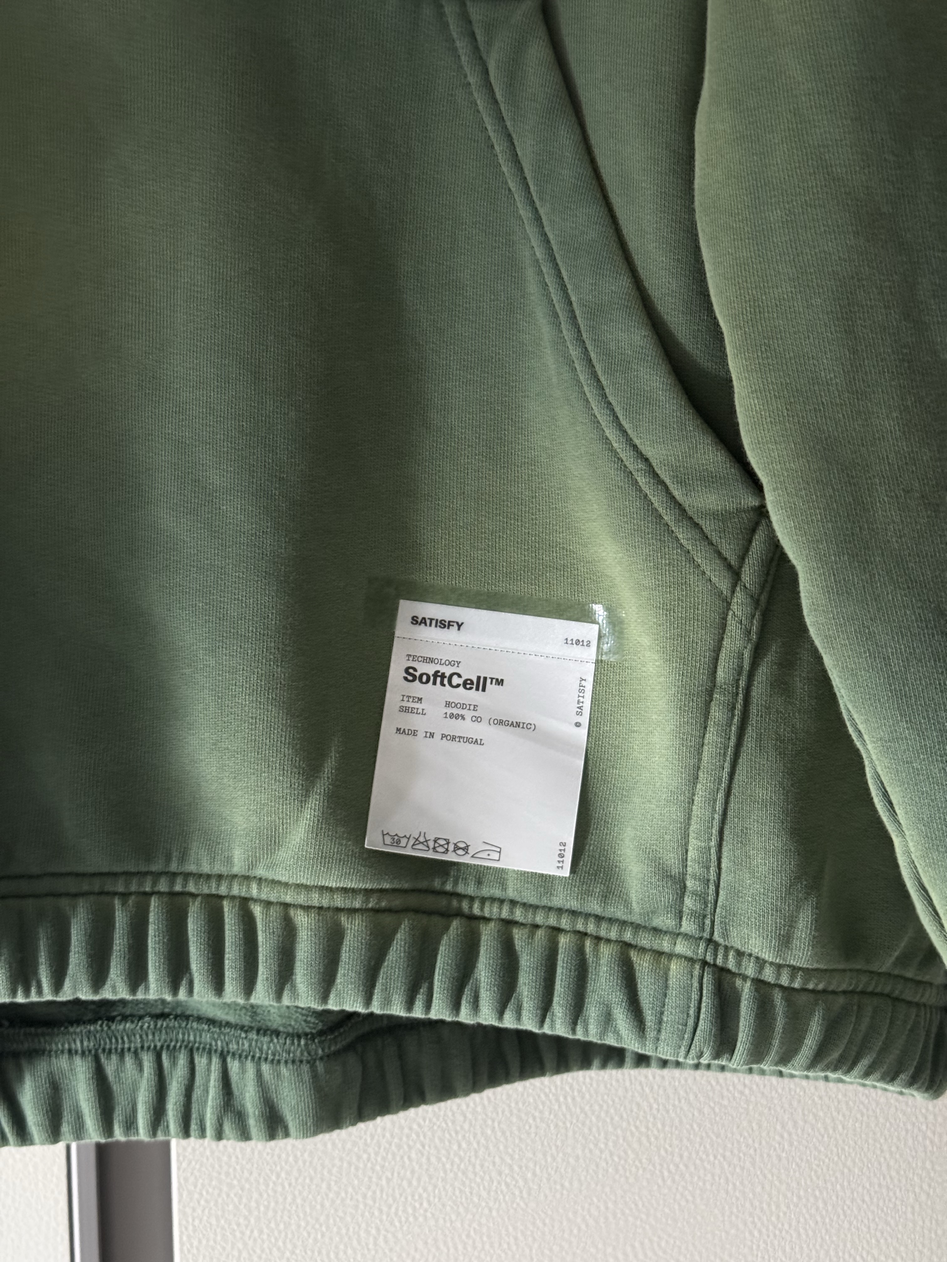 Satisfy Softcell Hoodie Sun Bleached Green, Carhartt WIP Columbia Ripstop Regular Cargo Pants Black 착용 스타일 - 3