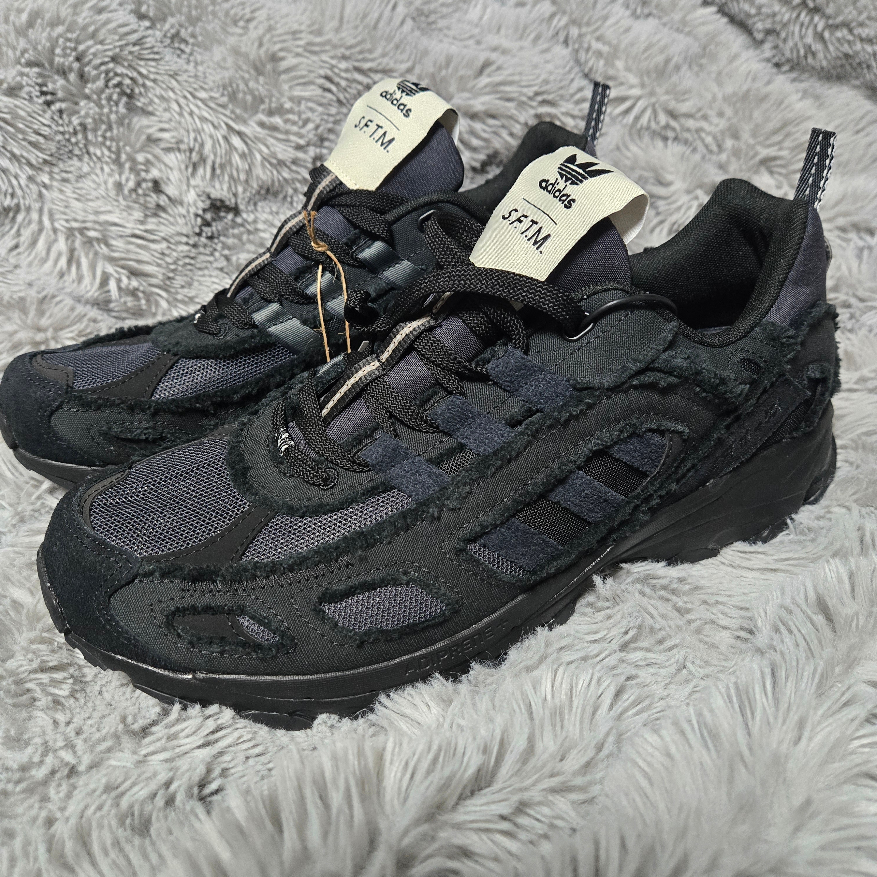 Adidas x Song for the Mute Shadowturf Core Black Night Grey, Arc'teryx Heliad 6 Crossbody Bag Black 착용 스타일 - 3