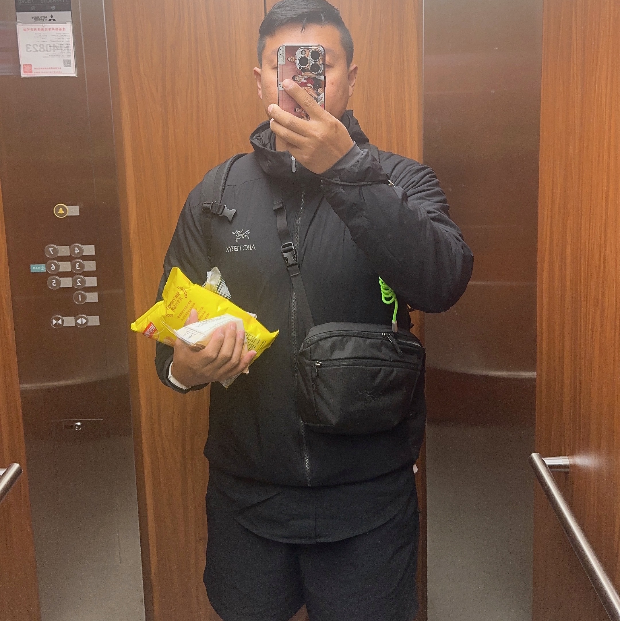 Nike ACG Dri-Fit UV Devastation Trail Shirt Black Summit White - Asia, Arc'teryx Atom LT Hoody Black 착용 스타일