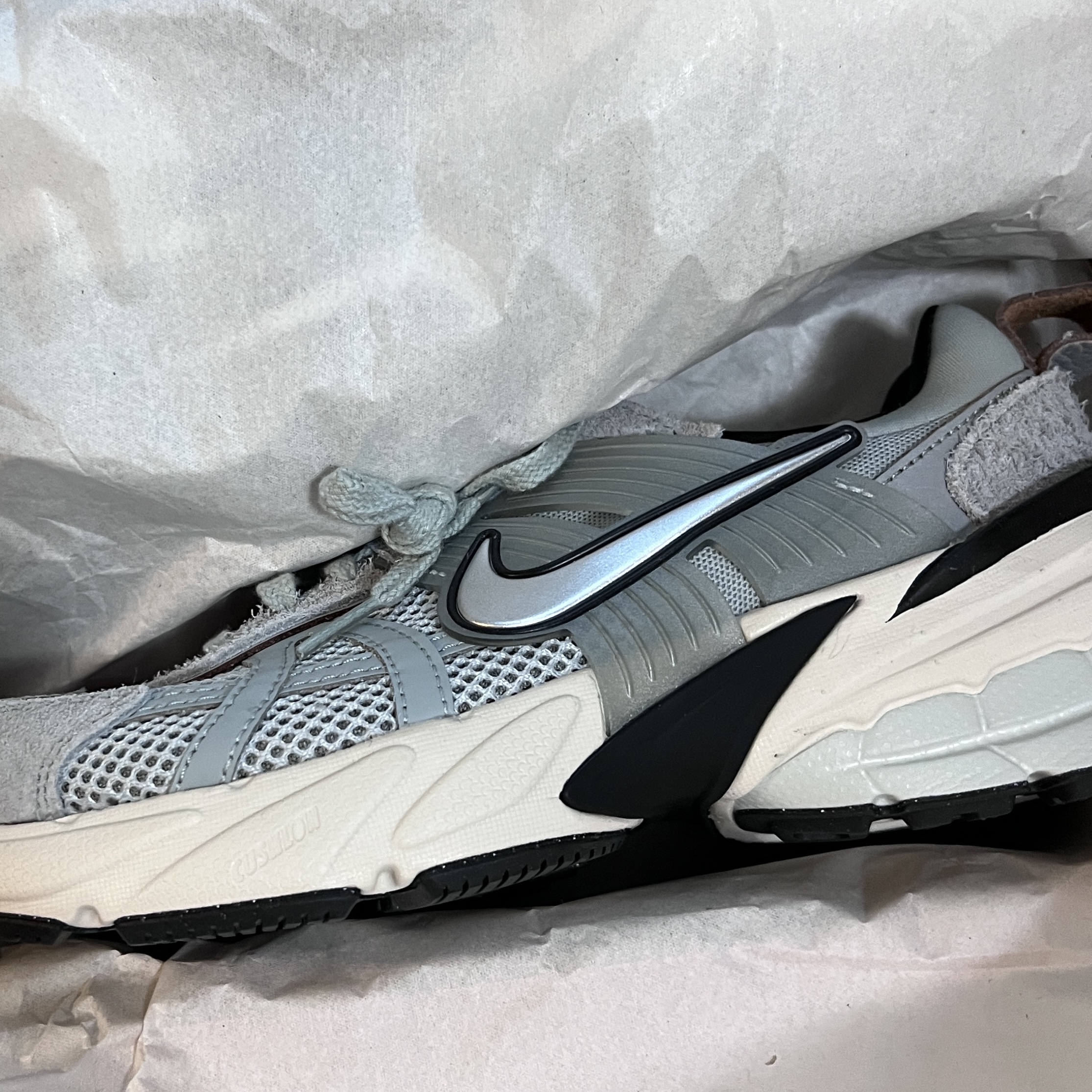 Nike V2K Run Light Pumice Light Orewood Brown 착용 스타일