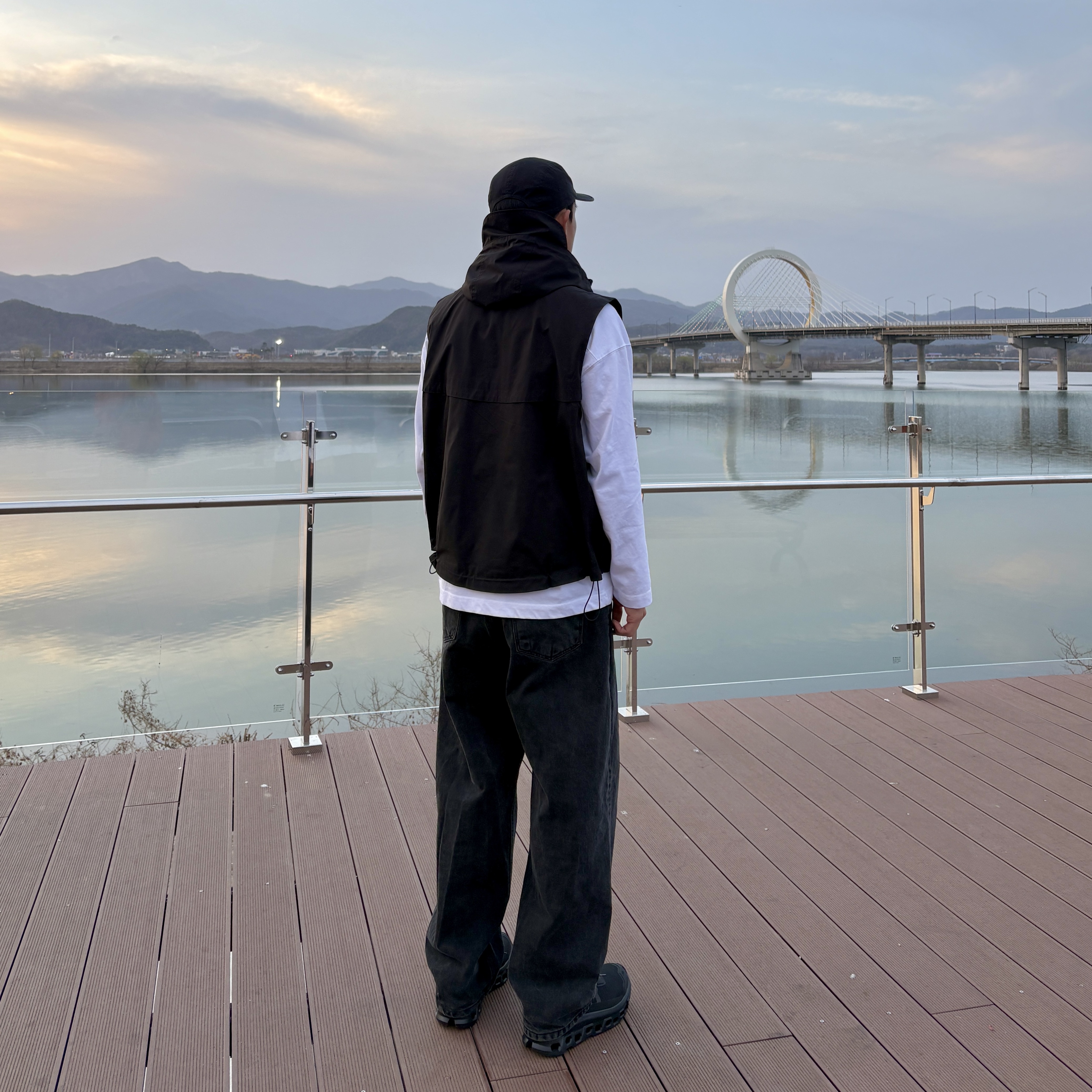 On Running Cloudmonster Void Black, Supreme Washed Chino Twill Camp Cap Black - 24SS 착용 스타일 - 3