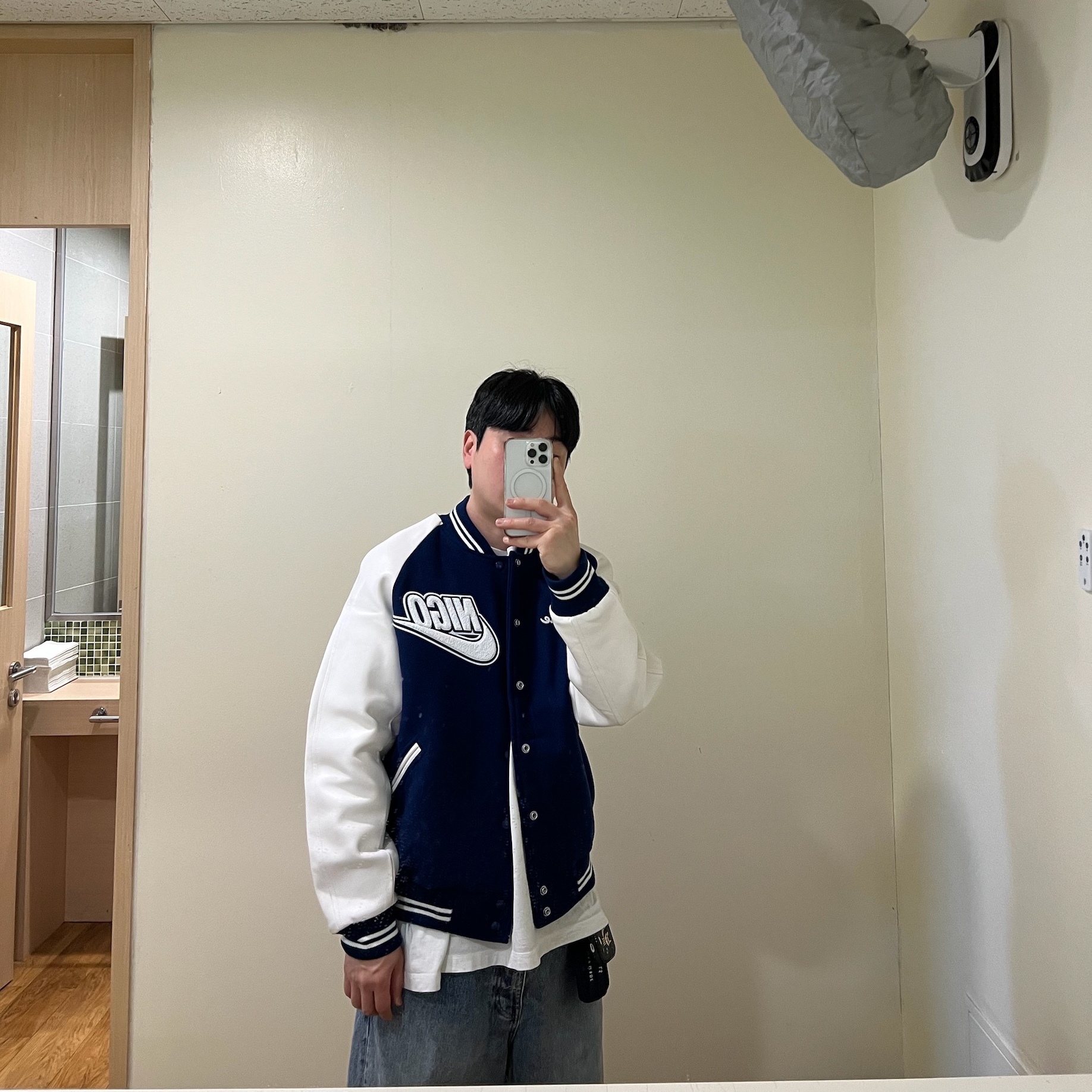 나이키 x 니고 바시티 자켓 블루 보이드 (FV5670-492), 나이키 x 피어 오브 갓 더블 후드 후드 더스트 세일 착용 스타일 - 2