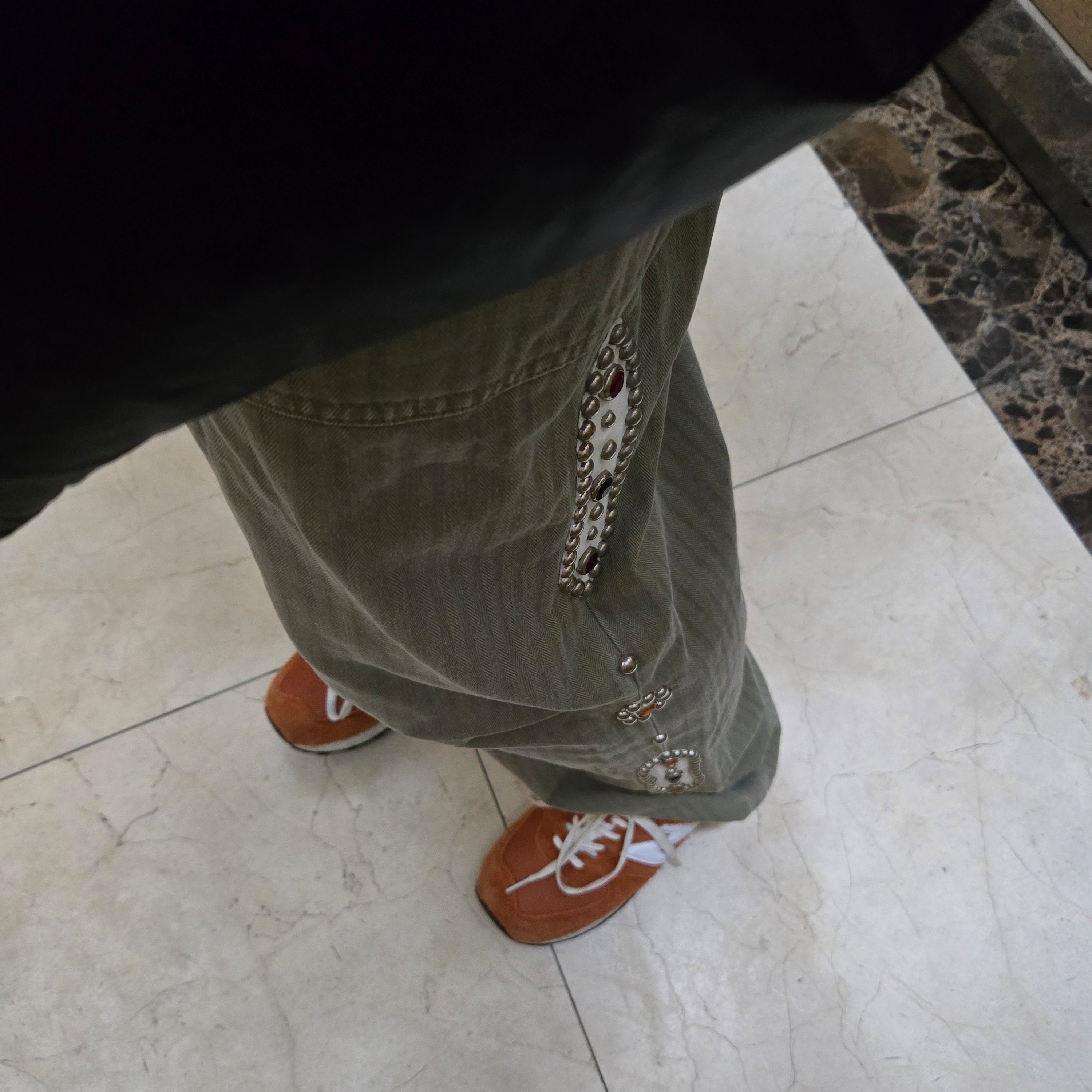 Kapital Sulfurized Herringbone Easy Baker Pants Studs Remake Khaki, New Balance 574 Heritage Orange Burst White 착용 스타일