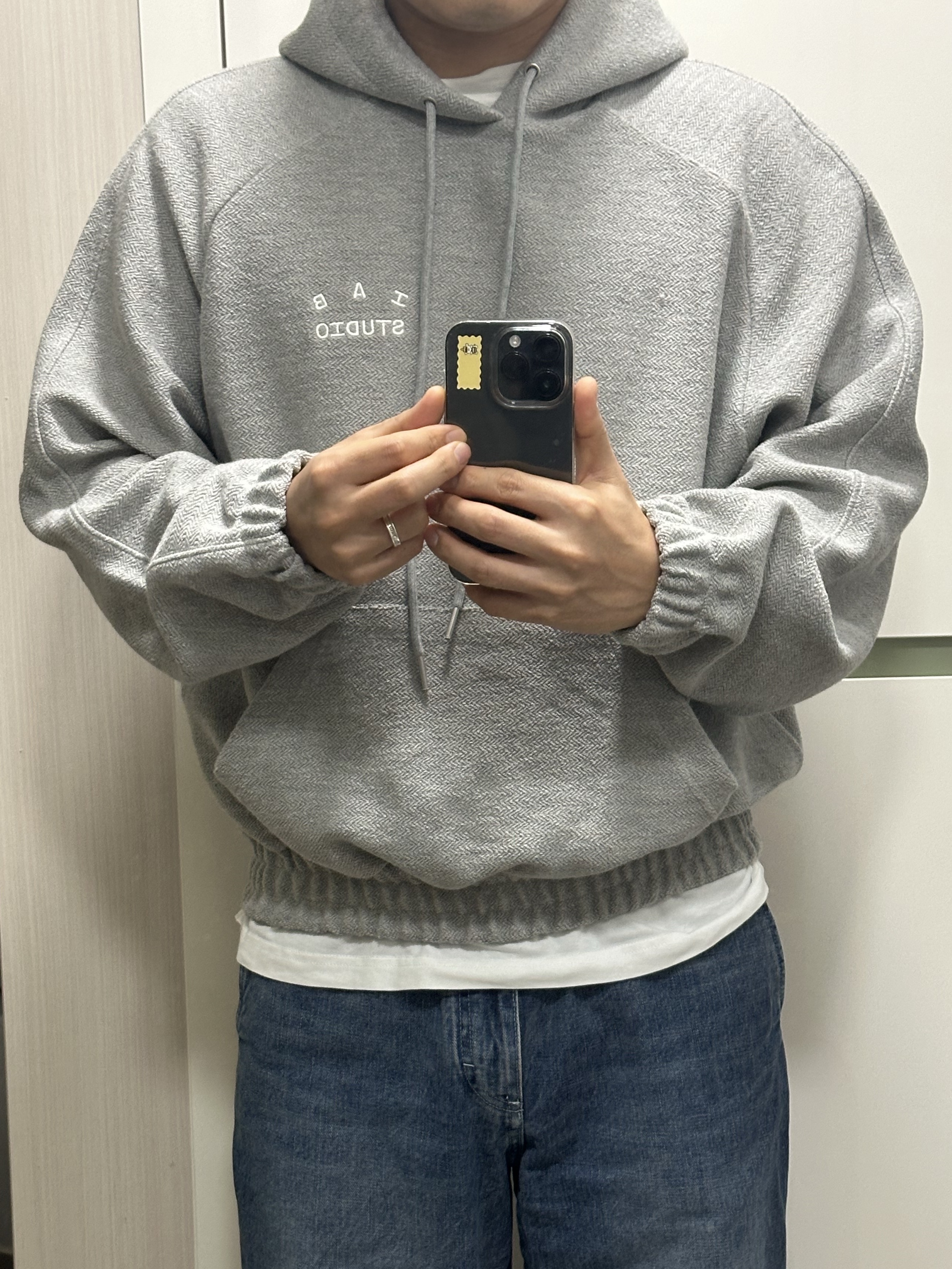 IAB Studio Herringbone Hoodie Gray White 착용 스타일 - 1
