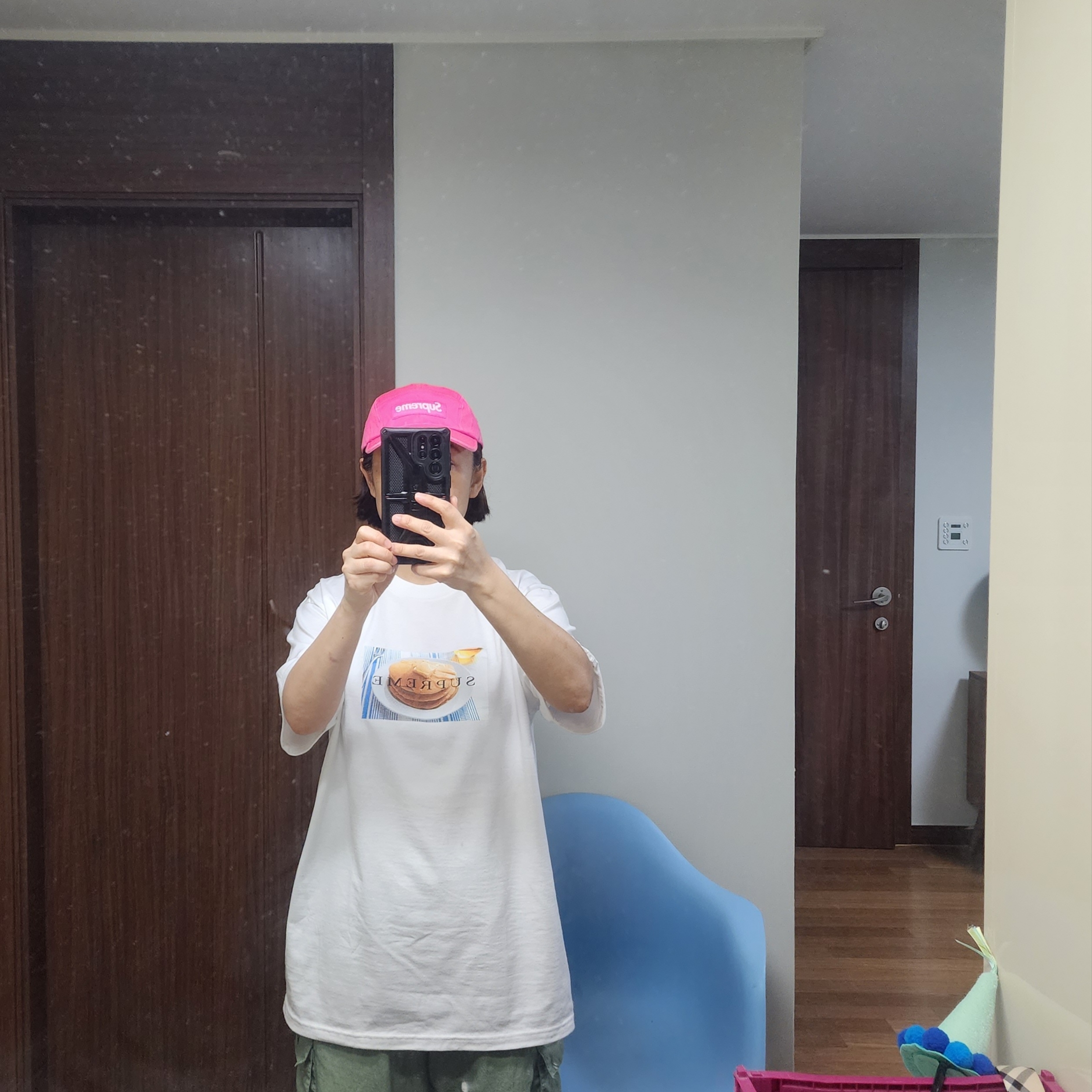 Supreme Pancakes T-Shirt White - 25SS, Supreme Small Box Shirt Denim - 23FW 착용 스타일 - 2