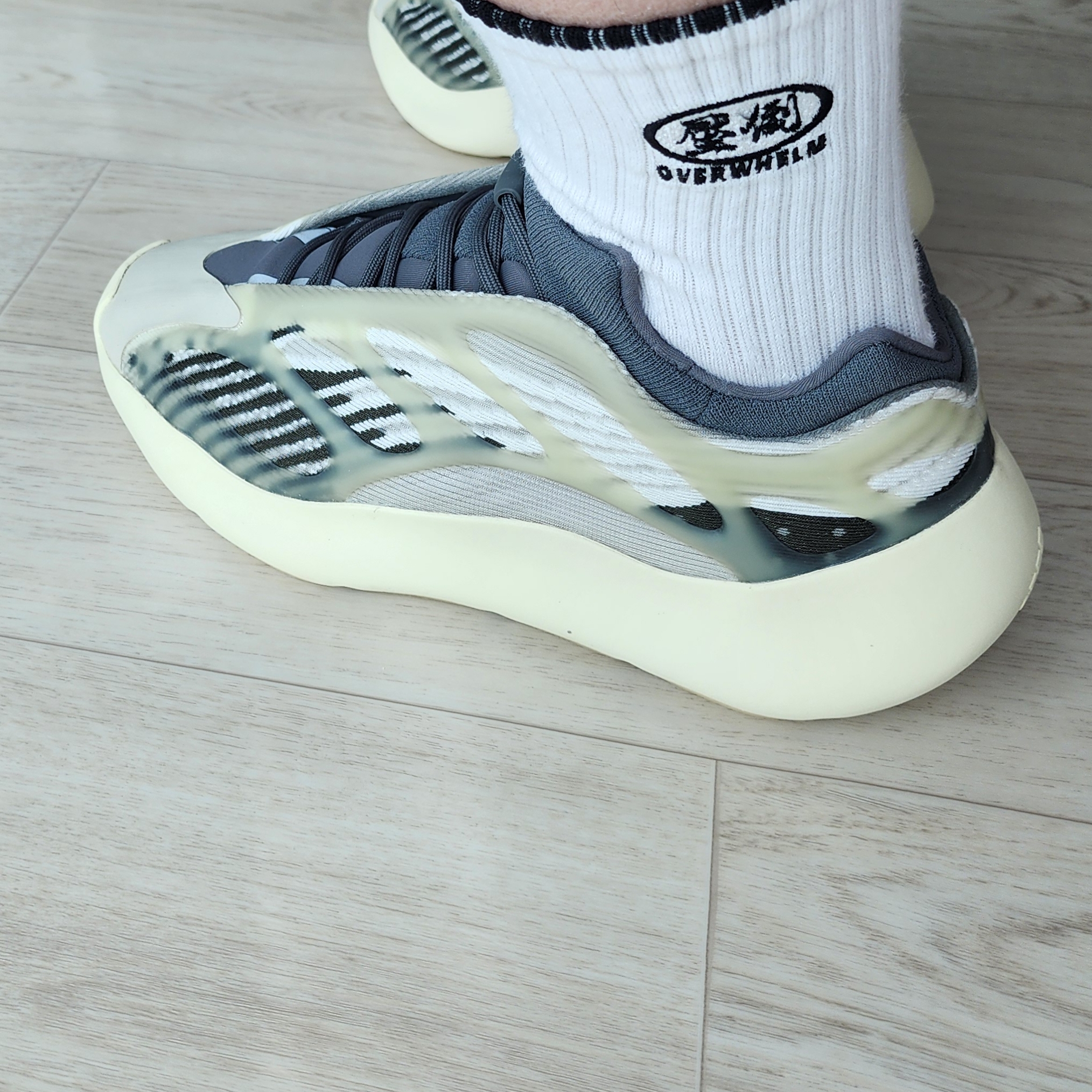 Adidas Yeezy 700 V3 Fade Salt 착용 스타일