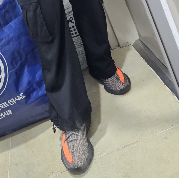 Adidas Yeezy Boost 350 V2 Carbon Beluga 착용 스타일
