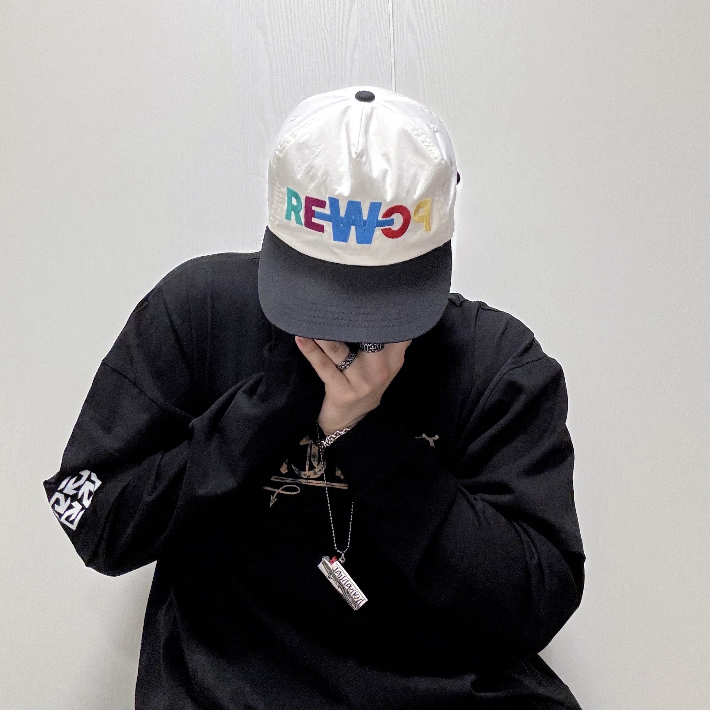 지드래곤 파워 볼캡 화이트 착용 스타일