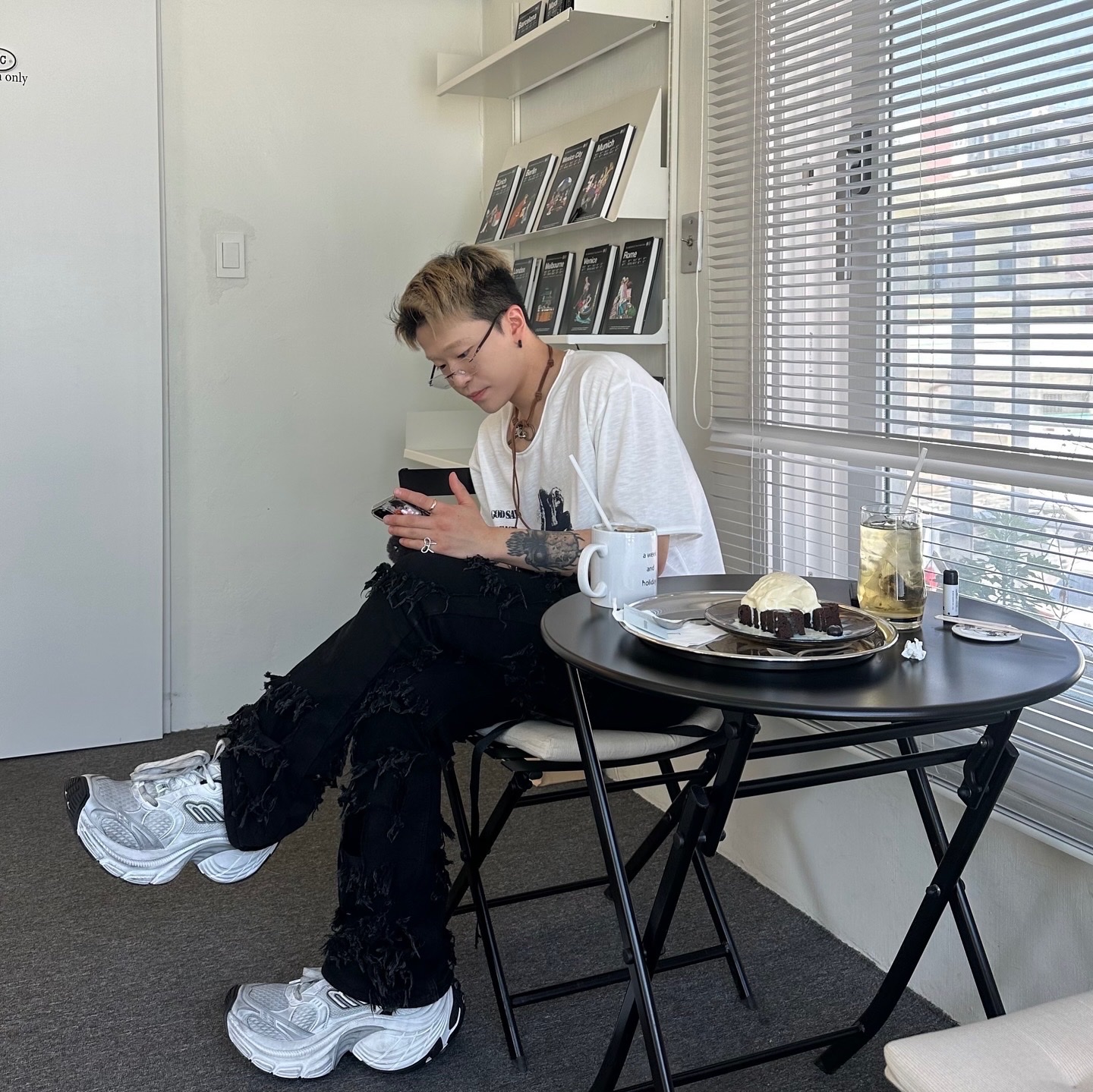 Balenciaga 10XL Sneakers White Grey Silver Black, Our Legacy Udon Ladon Dark Brown Leather 착용 스타일 - 1