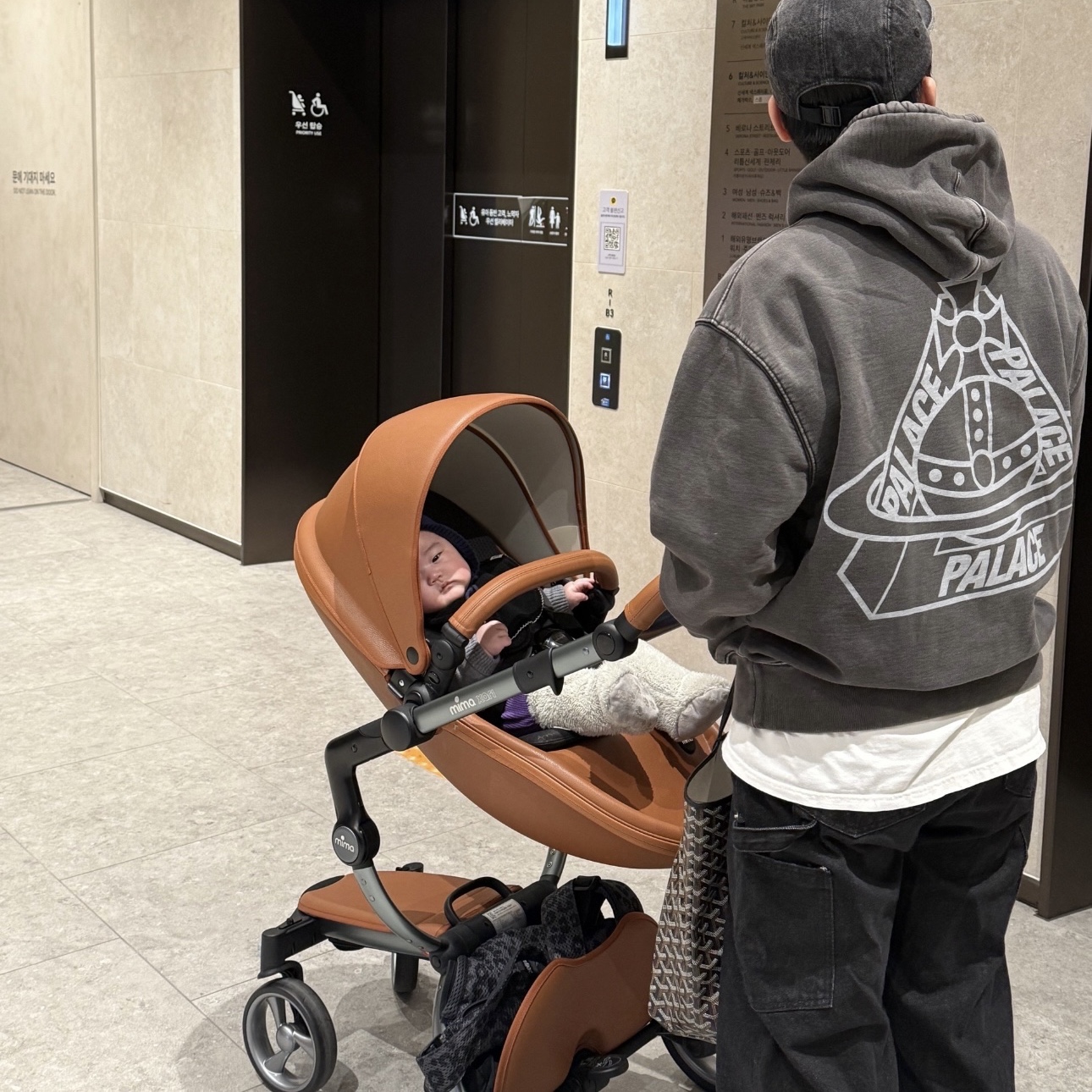 Palace x Vivienne Westwood Hood Black - 24FW, Goyard Saint Louis GM Bag Black 착용 스타일