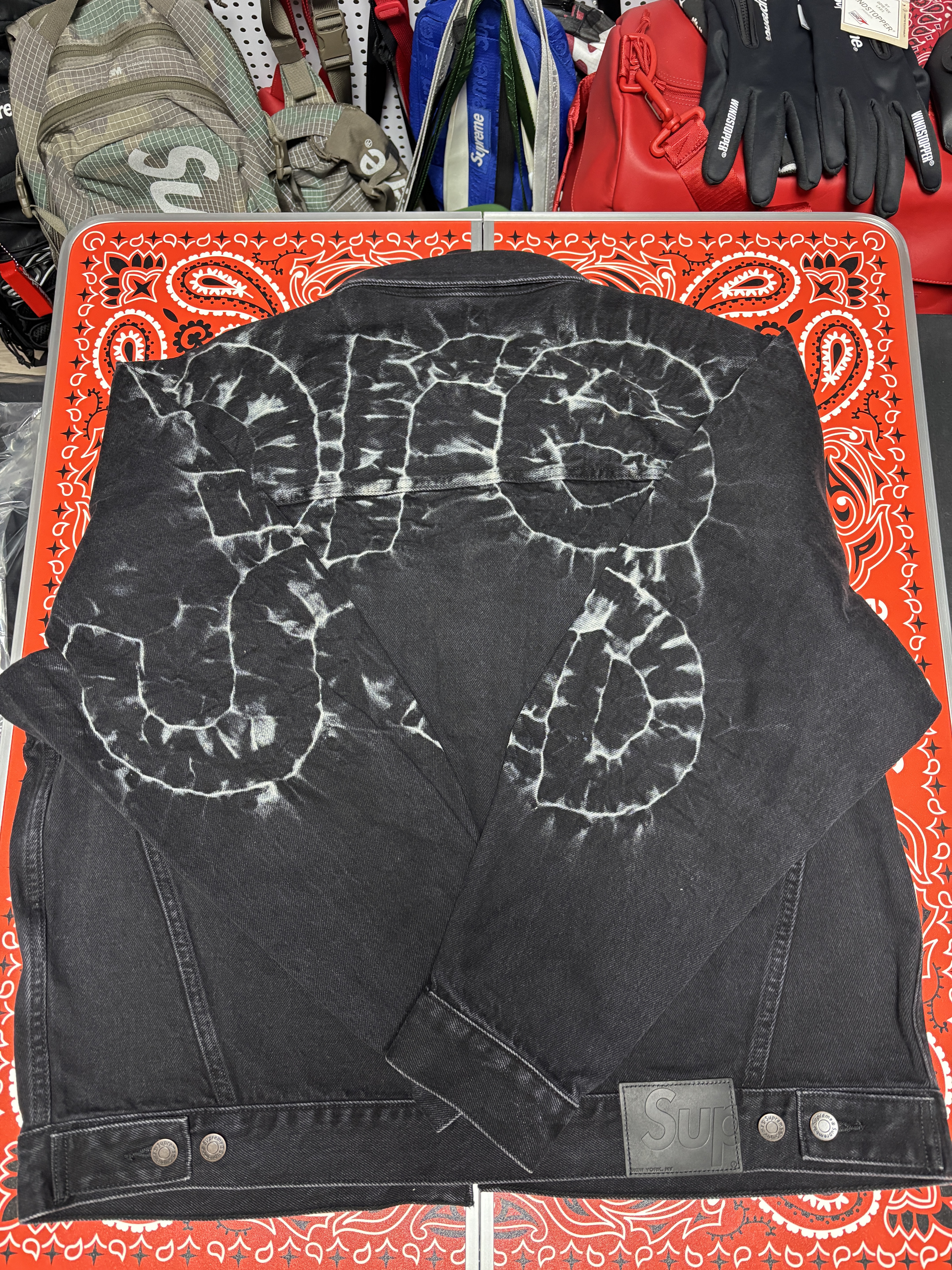 Supreme Shibori Denim Trucker Jacket Black - 23SS, Supreme 2-in-1 Gore-Tex Shell + Quilted Liner Vest Black - 25SS 착용 스타일 - 1