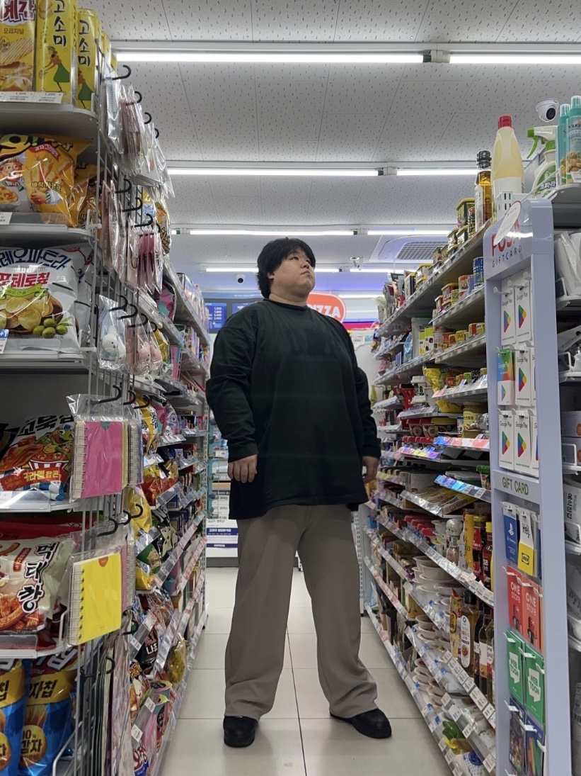 나이키 에어포스 1 '07 로우 트리플 블랙, 이지 갭 엔지니어드 바이 발렌시아가 도브 롱슬리브 티셔츠 블랙 착용 스타일