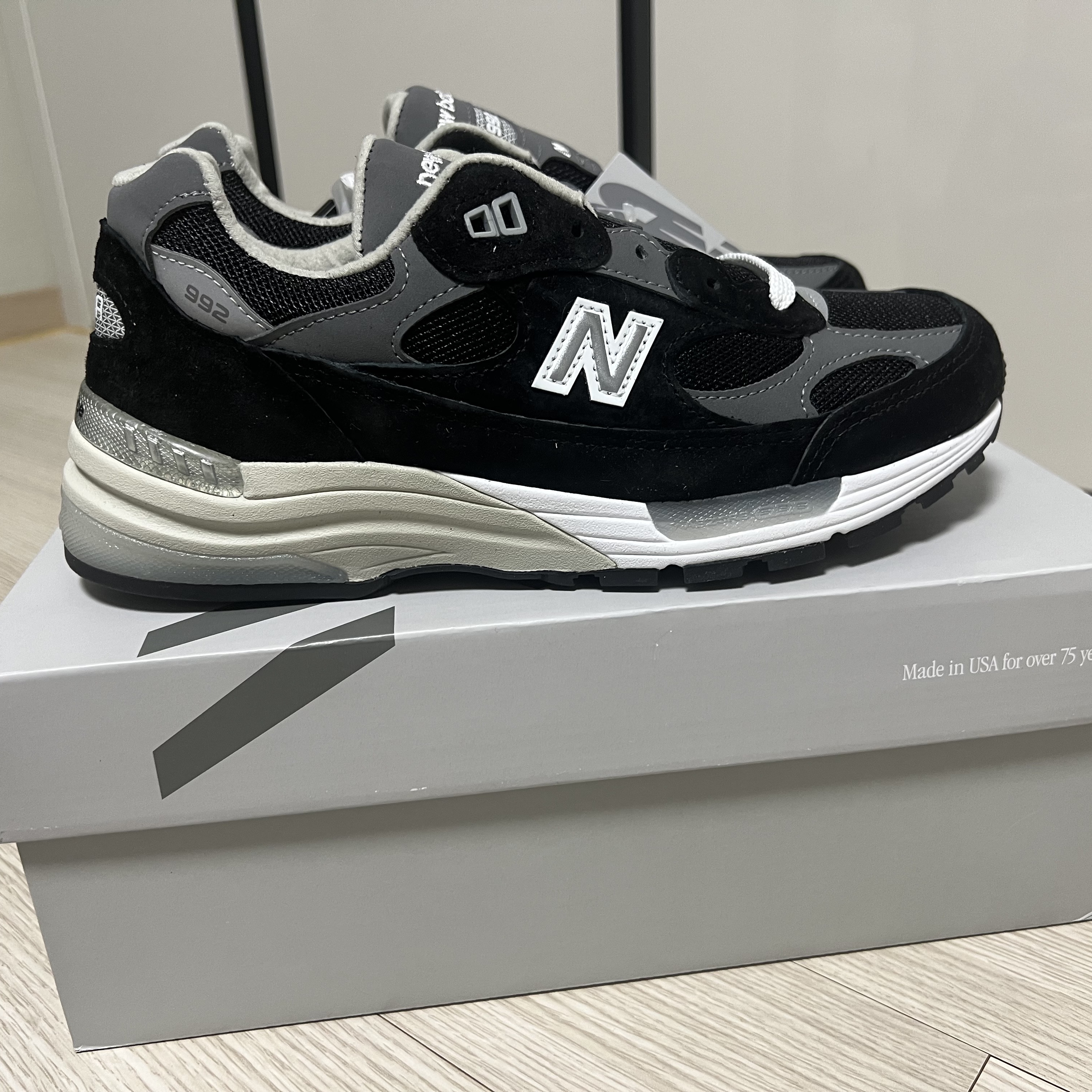 New Balance 992 Made in USA Core Black Grey 착용 스타일 - 2
