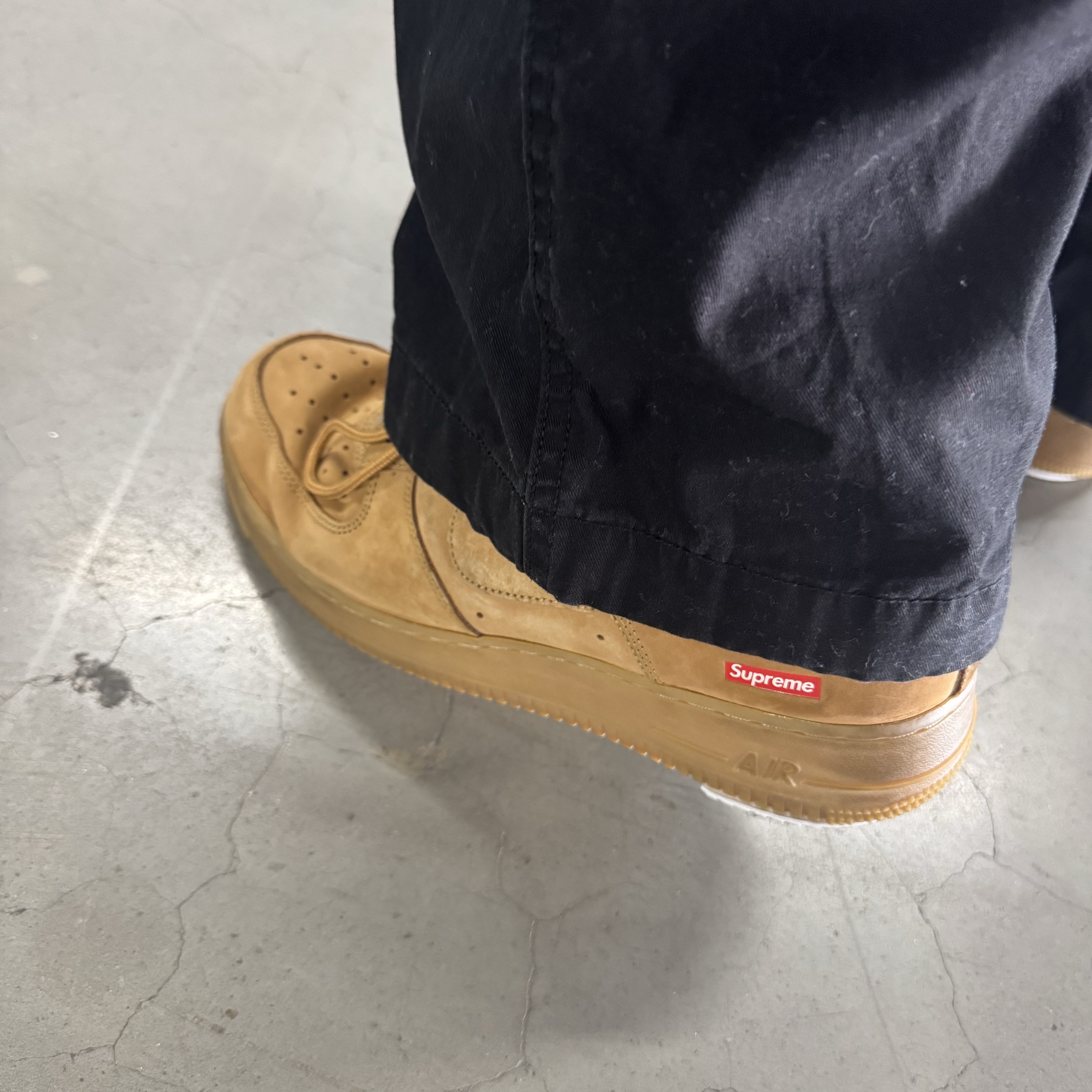 Nike x Supreme Air Force 1 Low Flax, Supreme Denim Chore Trucker Jacket Stripe - 24SS 착용 스타일 - 4