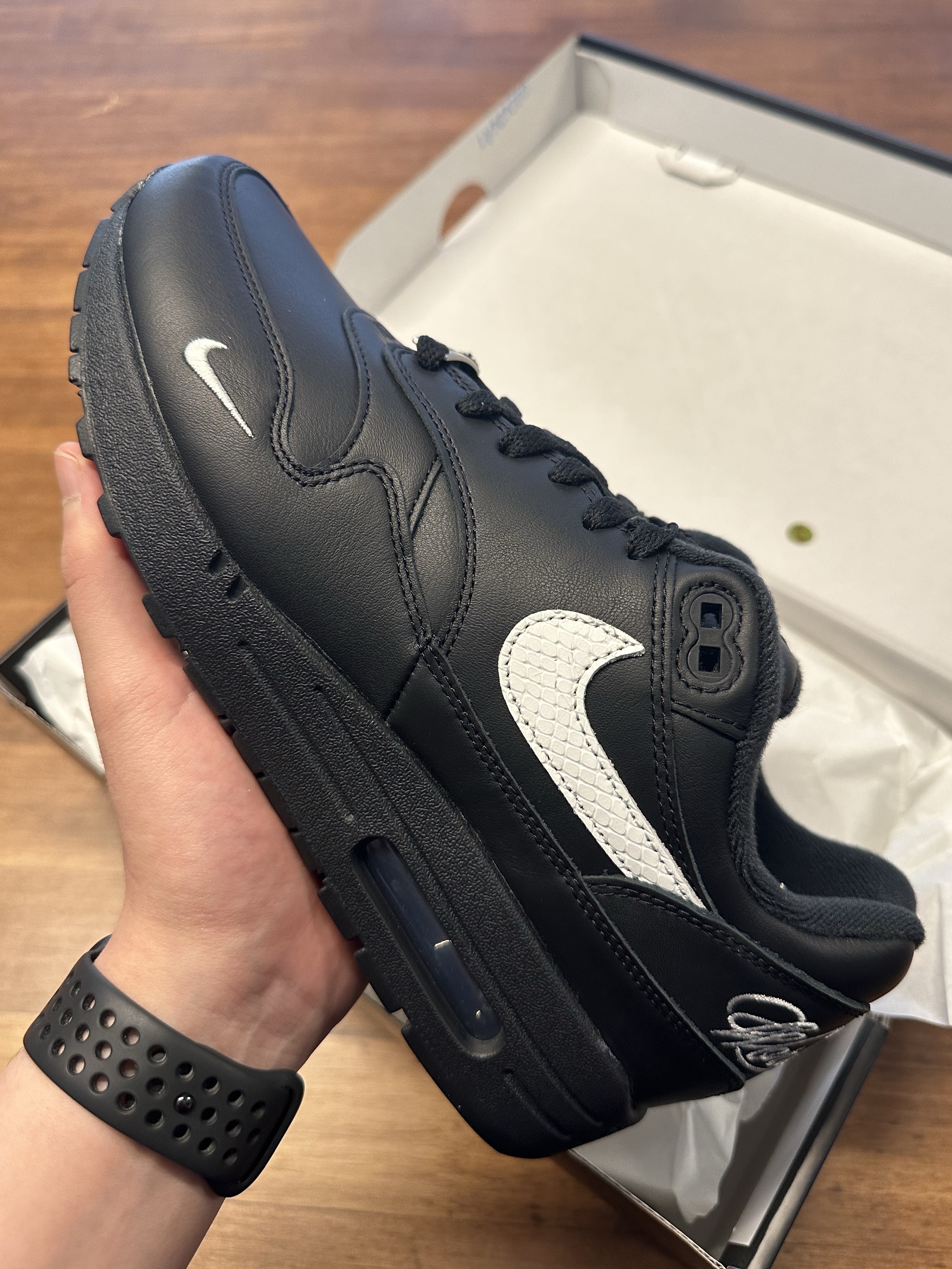 Nike x Supreme Air Max 1 '87 Black White - 25SS 착용 스타일 - 1