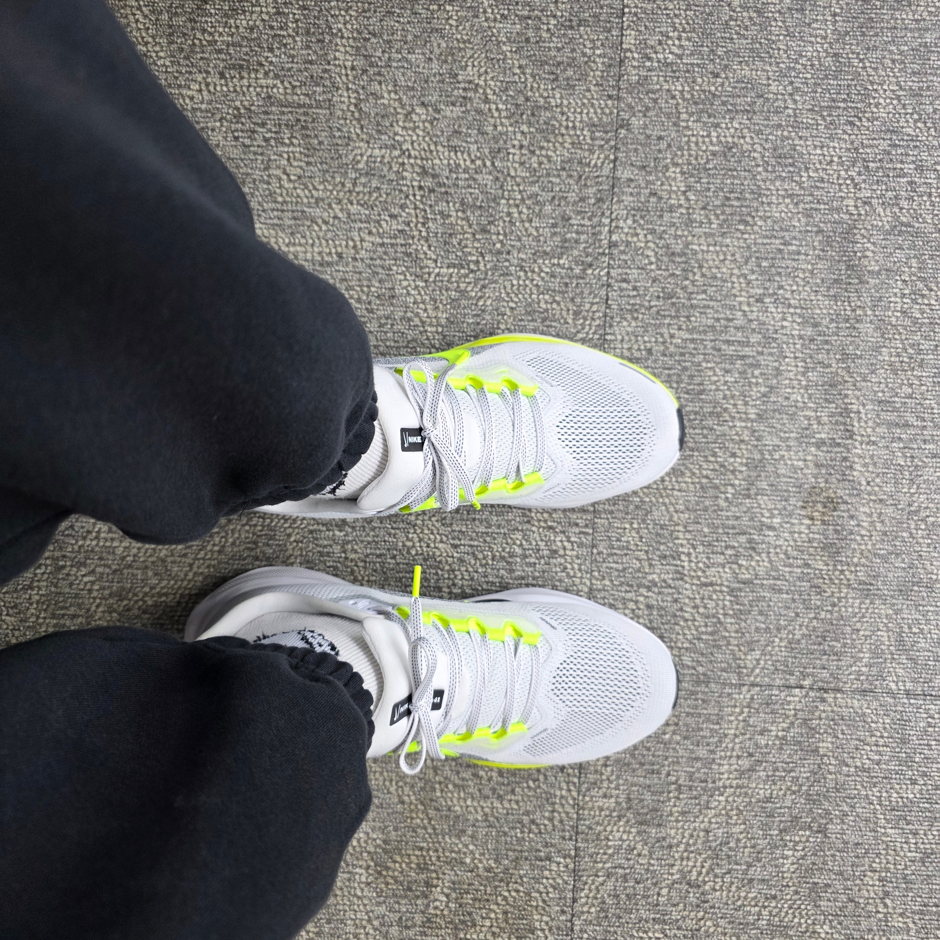 Nike Air Zoom Pegasus 41 White Black Volt 착용 스타일 - 1