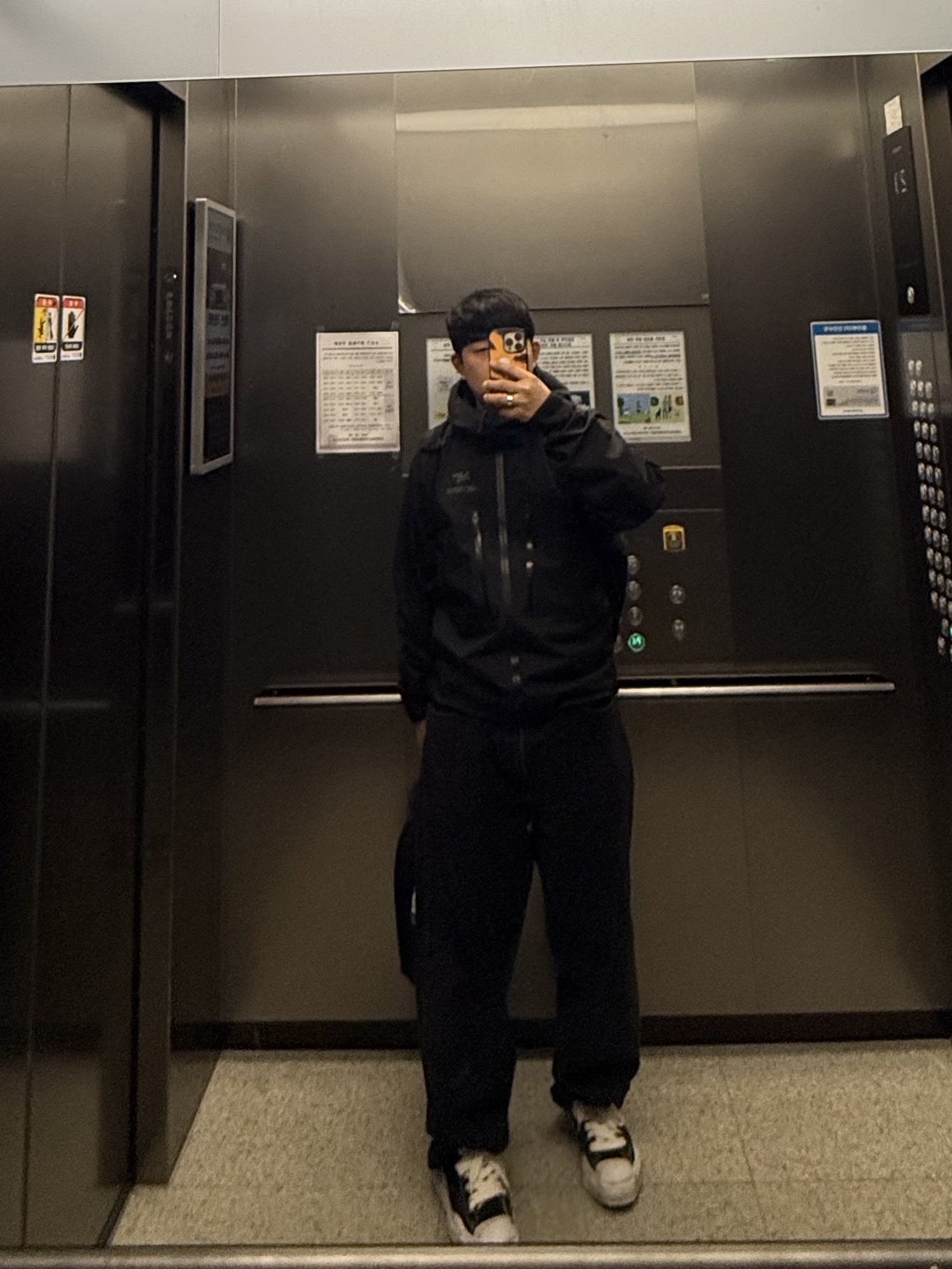 Arc'teryx Alpha SV Jacket Black, Maison Mihara Yasuhiro Hank OG Sole Canvas Low-top Sneakers Black 착용 스타일