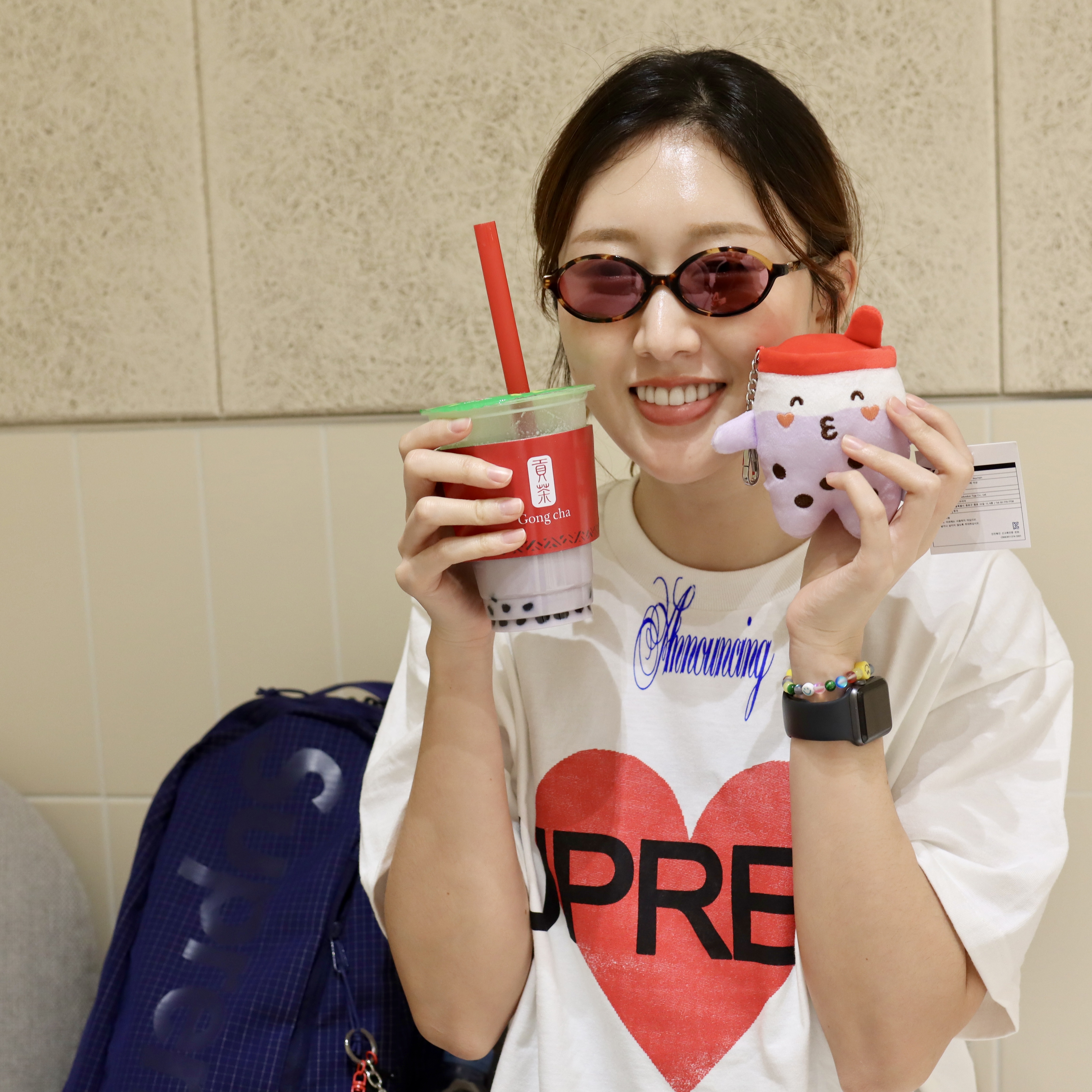 (W) Miu Miu Regard sunglasses Amaranth Lenses Honey Tortoiseshell Acetate Alternative fit, Supreme Announcing T-Shirt White - 25SS 착용 스타일 - 3
