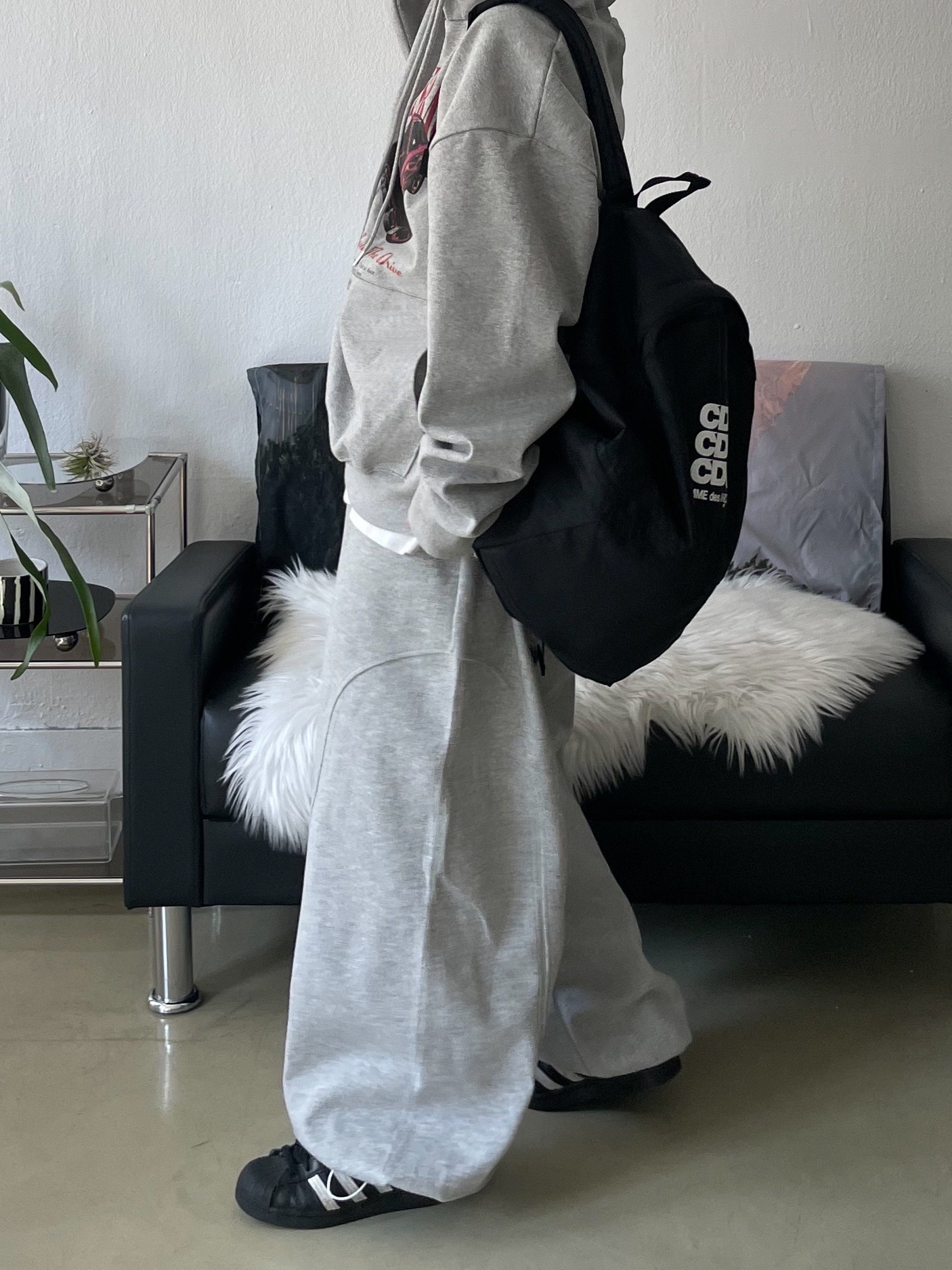 Adidas Superstar Core Black White, CDG Backpack Black 착용 스타일 - 4