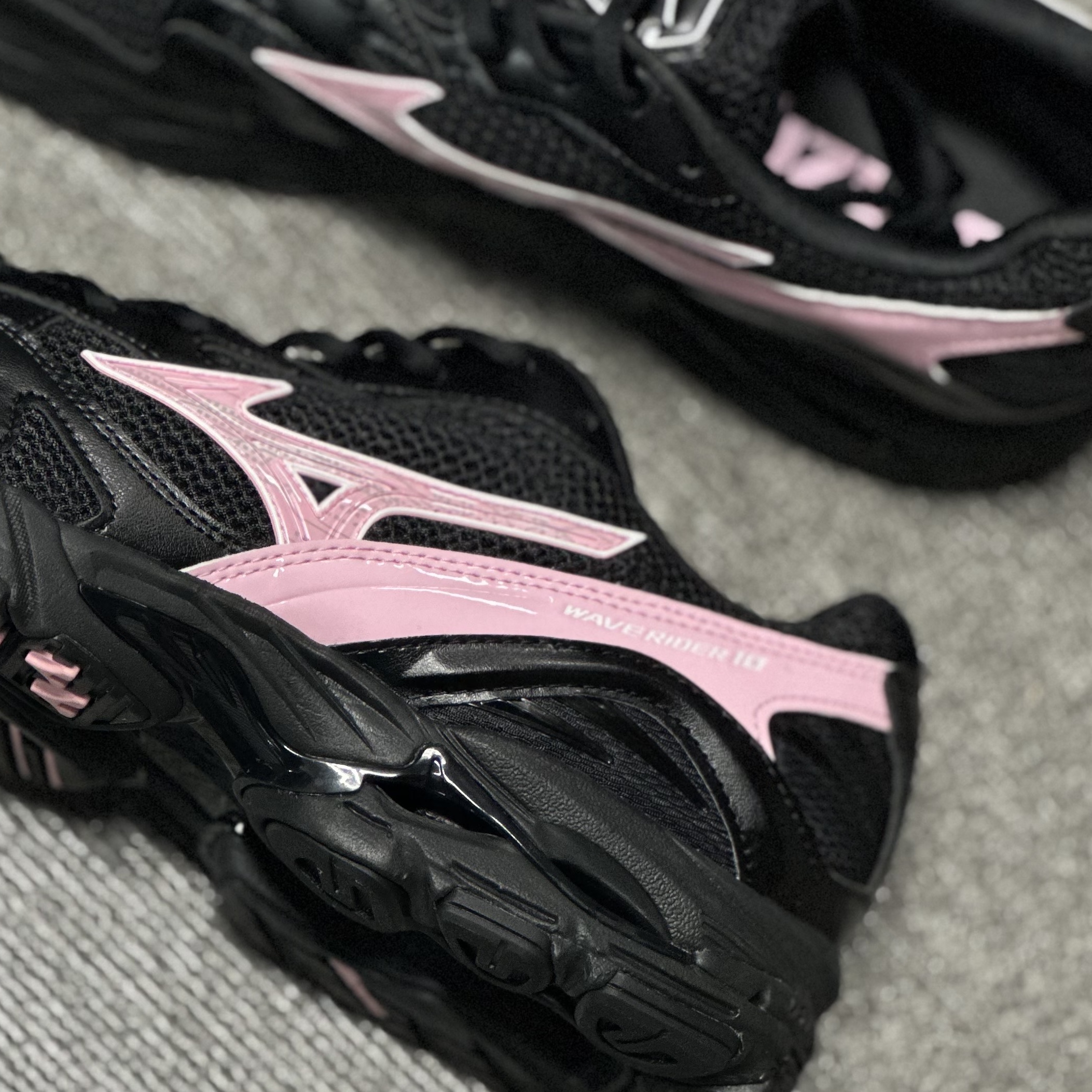 Mizuno Wave Rider Black Pink - Folder Exclusive 착용 스타일 - 1