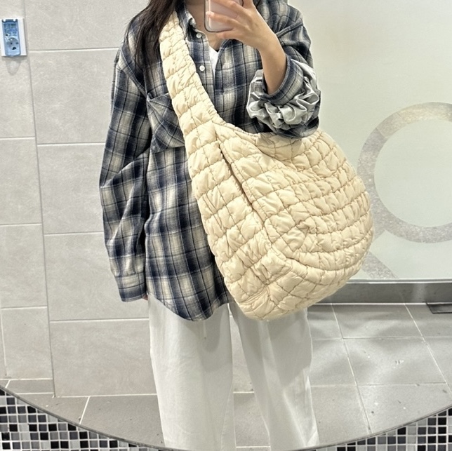 COS Quilted Oversized Shoulder Bag Beige 착용 스타일