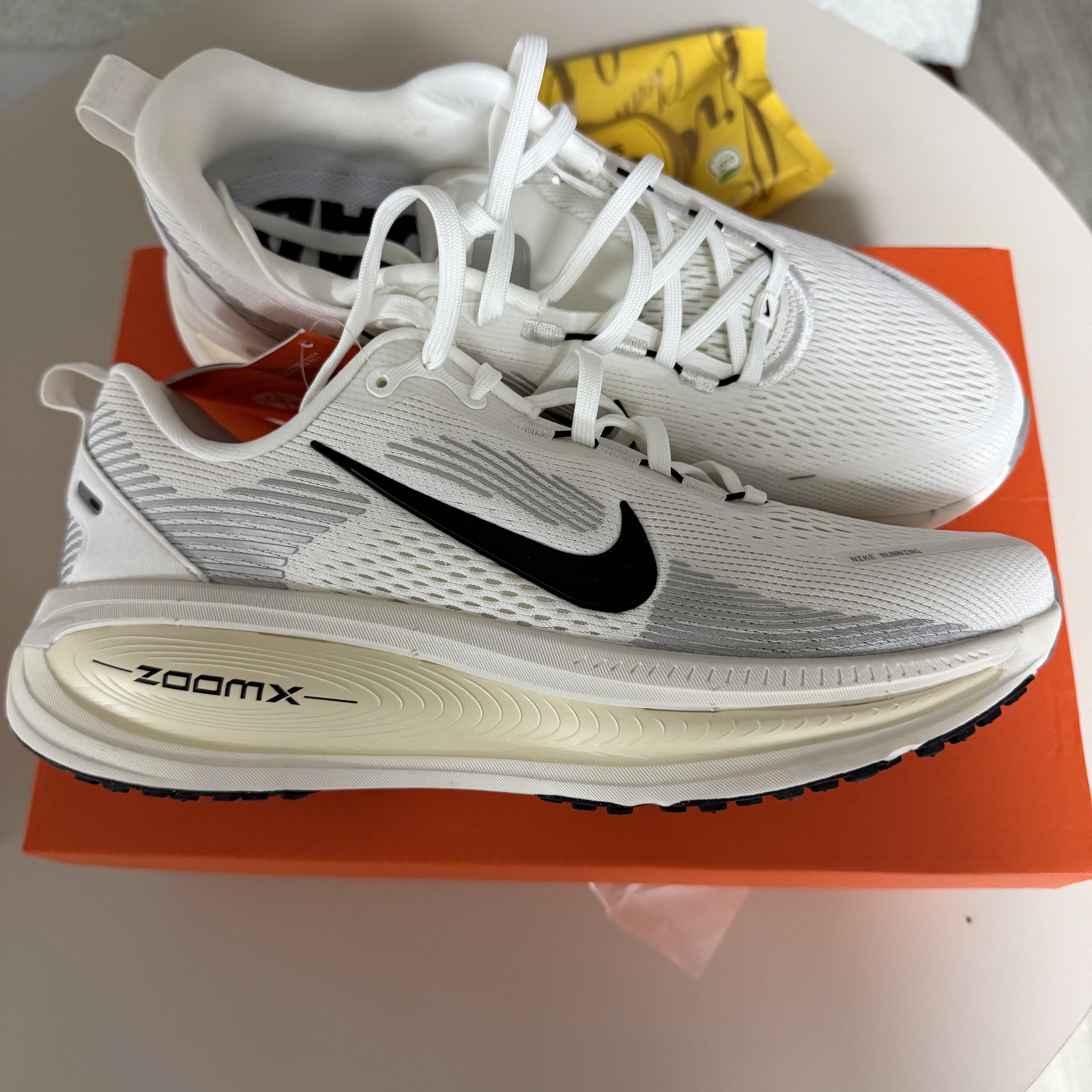 Nike Vomero 18 Summit White Coconut Milk 착용 스타일 - 1