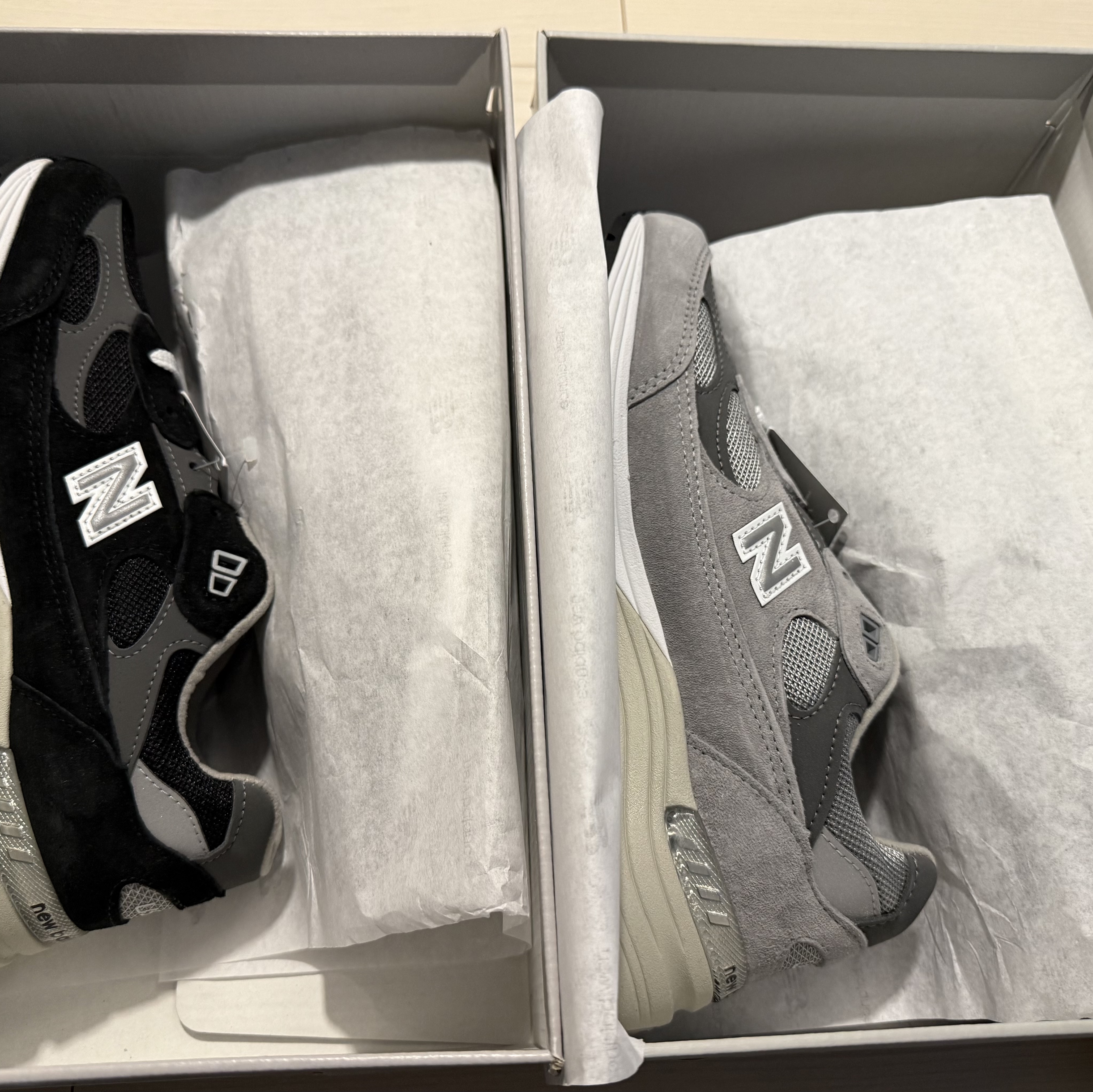 New Balance 992 Made in USA Core Grey Silver Metallic, New Balance 992 Made in USA Core Black Grey 착용 스타일 - 1